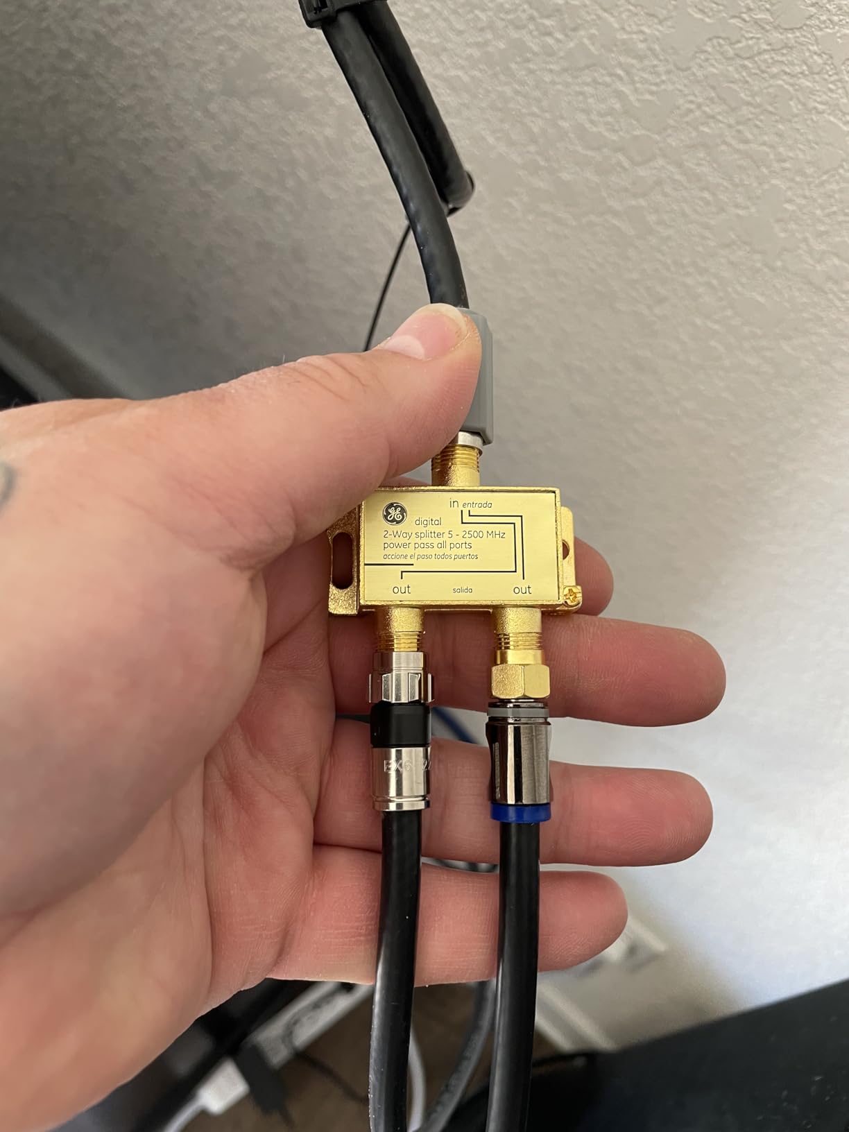 GE Digital 2-Way Coaxial Cable Splitter, 2.5 GHz 5-2500 MHz, RG6 Compatible, Works with HD TV, Satellite, High Speed Internet, Amplifier, Antenna, Gold Plated Connectors, Corrosion Resistant, 33526 - Customer Photo 1