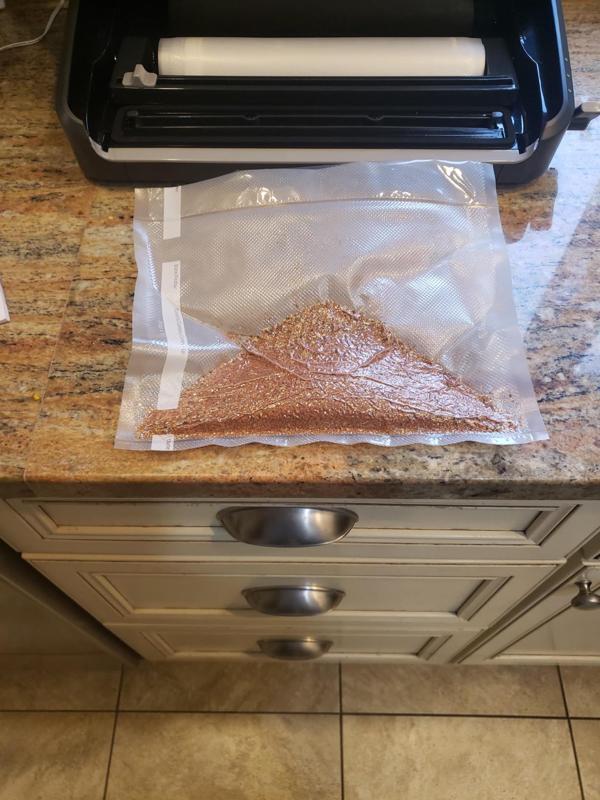 FoodSaver Vacuum Sealer Machine, Automatic Bag Detection, Sous Vide Friendly, with sealer bags, roll, handheld vacuum sealer, black - Customer Photo 2