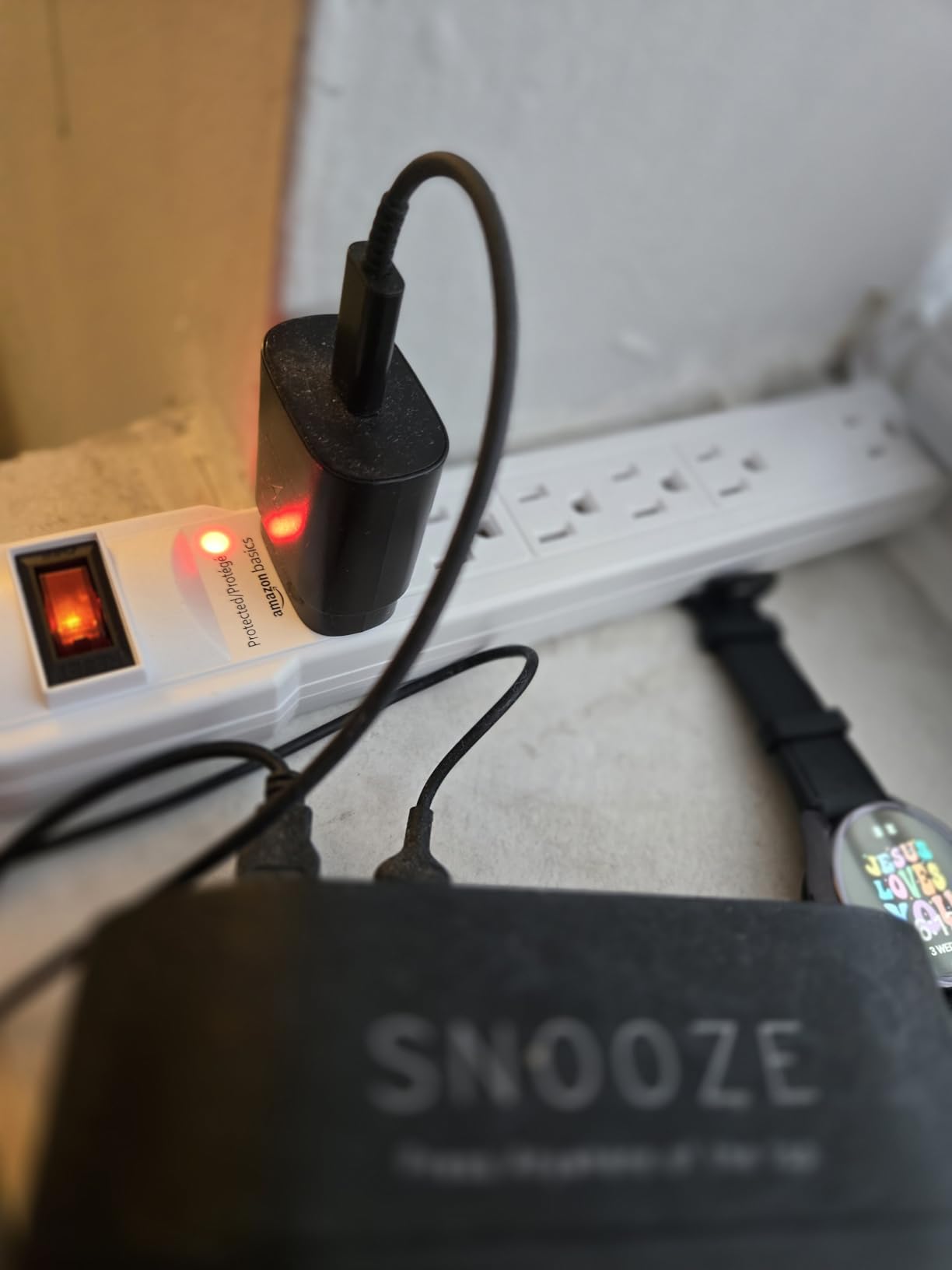 Amazon Basics Surge Protector Power Strip, 6-Outlet, 790 Joules, LED Indicator, 6ft Extension Cord, White Customer Review Amazon Basics Surge Protector Power Strip, 6-Outlet, 790 Joules, LED Indicator, 6ft Extension Cord, White - Customer Photo 1