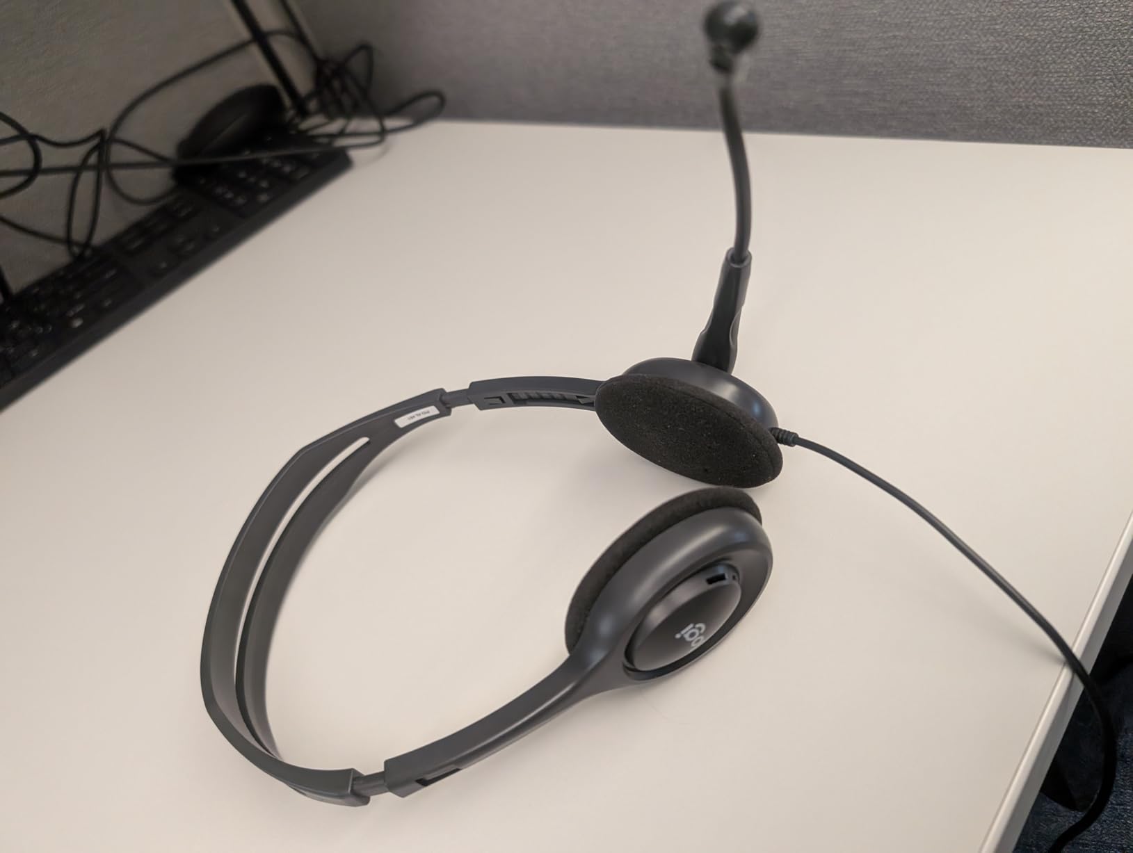 Logitech H111 Wired Headset, Stereo Headphones with Noise-Cancelling Microphone, 3.5 mm Audio Jack, PC/Mac/Laptop/Smartphone/Tablet - Black - Customer Photo 1