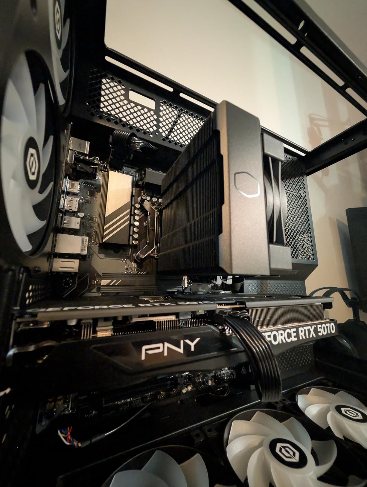 Cooler Master Hyper 212 Black CPU Air Cooler, SickleFlow 120 Edge PWM Fan, Aluminum Top Cover, 4 Copper Heat Pipes, 152mm Tall, AMD Ryzen AM5/AM4, Intel LGA 1851/1700/1200 Brackets Customer Review Cooler Master Hyper 212 Black CPU Air Cooler, SickleFlow 120 Edge PWM Fan, Aluminum Top Cover, 4 Copper Heat Pipes, 152mm Tall, AMD Ryzen AM5/AM4, Intel LGA 1851/1700/1200 Brackets - Customer Photo 1