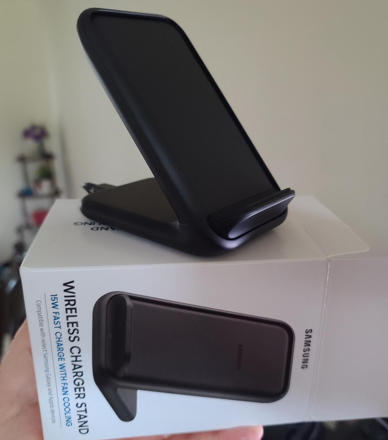 Samsung 15W Fast Charge 2.0 Wireless Charger Stand - Black (US Version with Warranty) Customer Review Samsung 15W Fast Charge 2.0 Wireless Charger Stand - Black (US Version with Warranty) - Customer Photo 1