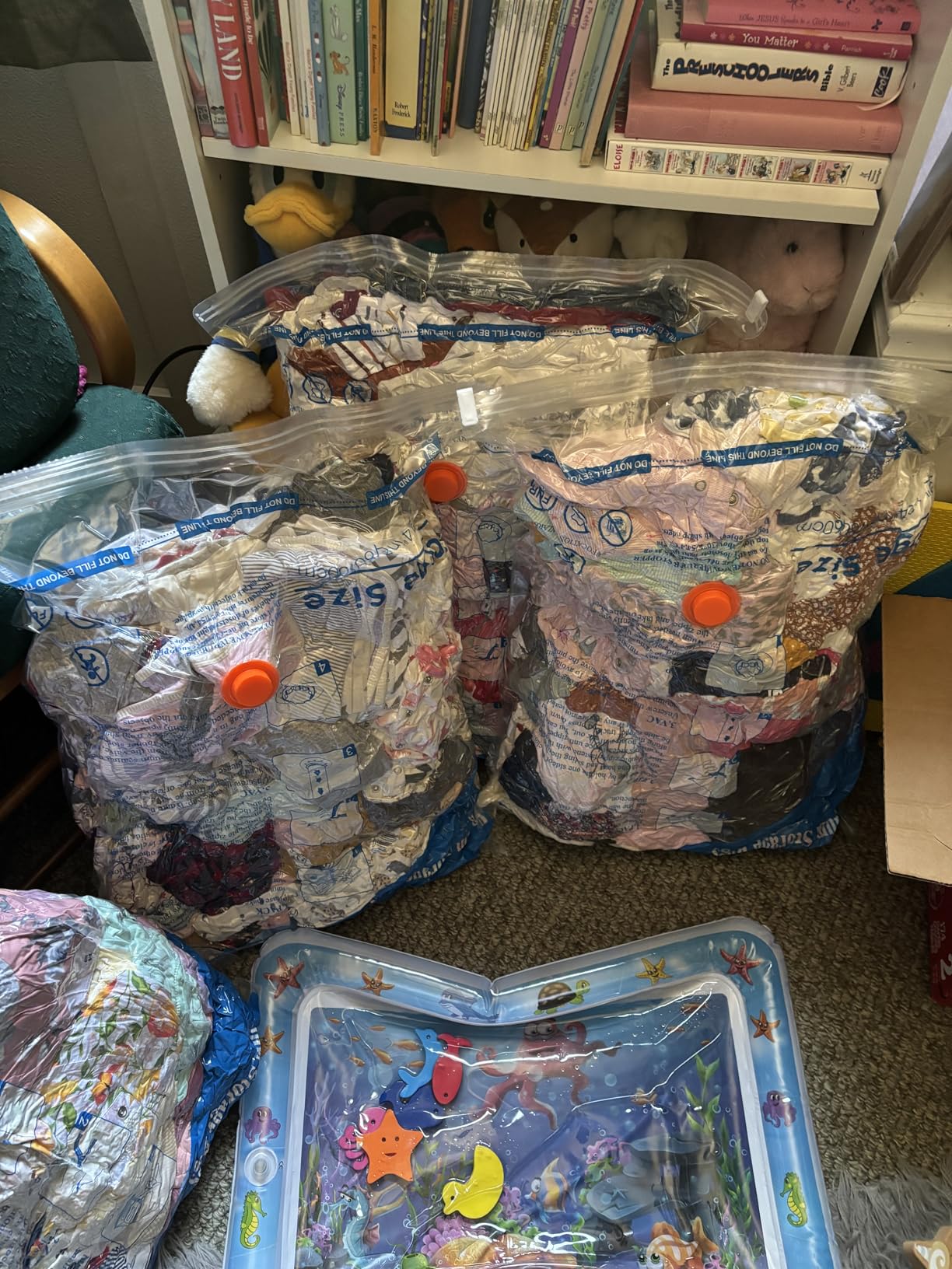 Vacuum Storage Bags 7 Jumbo, Space Saver Sealer Bags,Plastic Packaging Bags,Compression Bags for Clothes, Pillows, Comforters, Blankets, Bedding,No pump included Customer Review Vacuum Storage Bags 7 Jumbo, Space Saver Sealer Bags,Plastic Packaging Bags,Compression Bags for Clothes, Pillows, Comforters, Blankets, Bedding,No pump included - Customer Photo 1