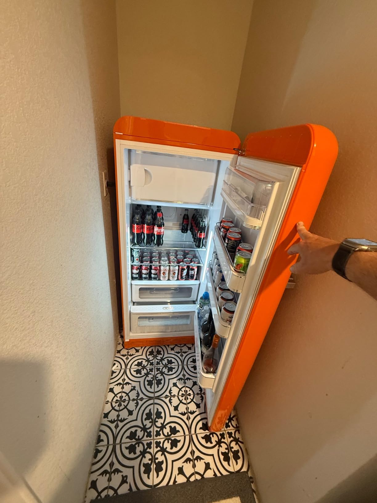 Smeg FAB28 50's Retro Style Top Freezer Refrigerator with 9.92 Cu Total Capacity, Multiflow Cooling System, Adjustable Glass Shelves 24-Inches, White Right Hand Hinge Made In Italy - Customer Photo 2