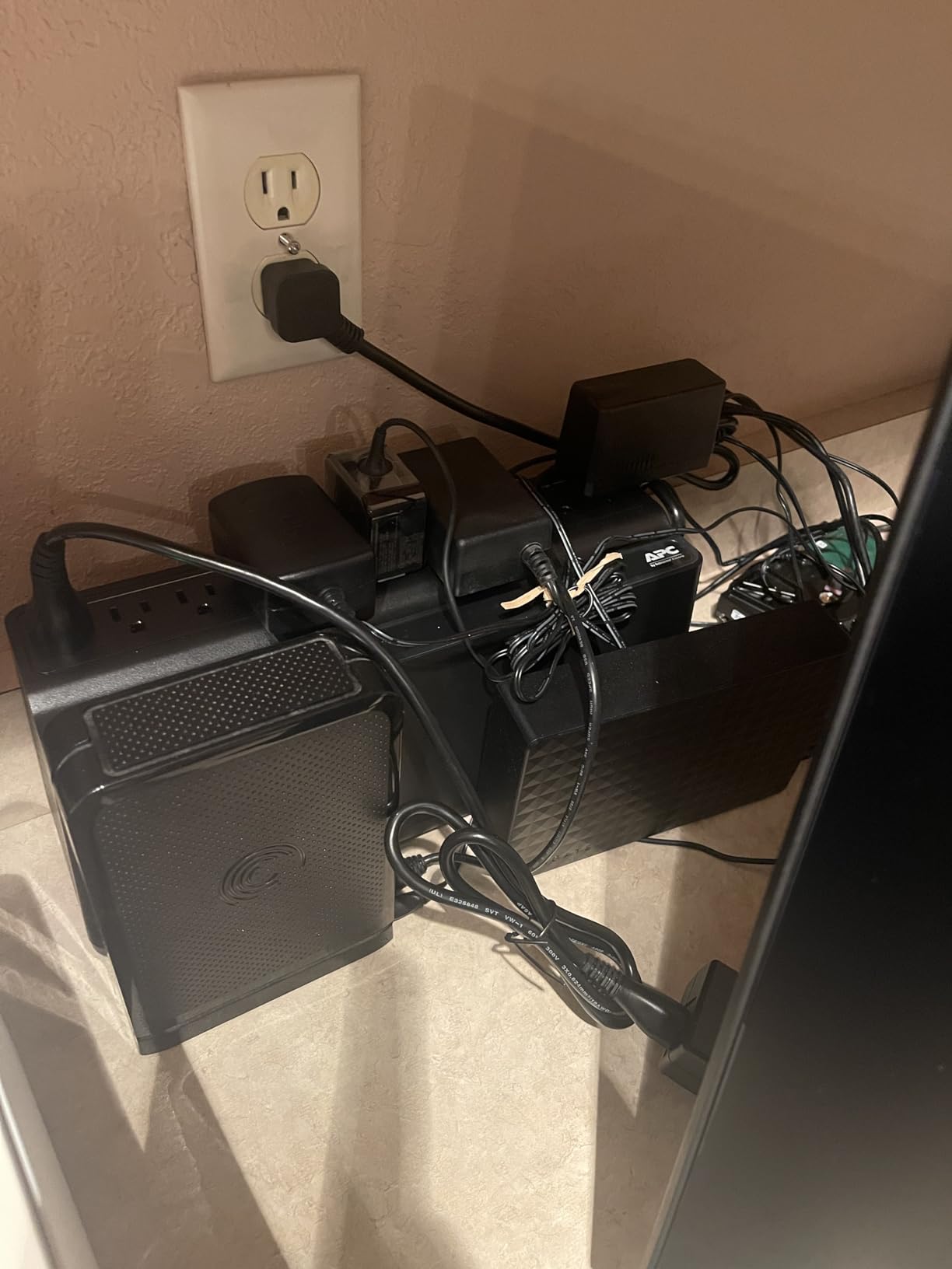 APC UPS Battery Backup and Surge Protector, 850VA Backup Battery Power Supply, BE850G2 Back-UPS with (2) USB Charger Ports Customer Review APC UPS Battery Backup and Surge Protector, 850VA Backup Battery Power Supply, BE850G2 Back-UPS with (2) USB Charger Ports - Customer Photo 1