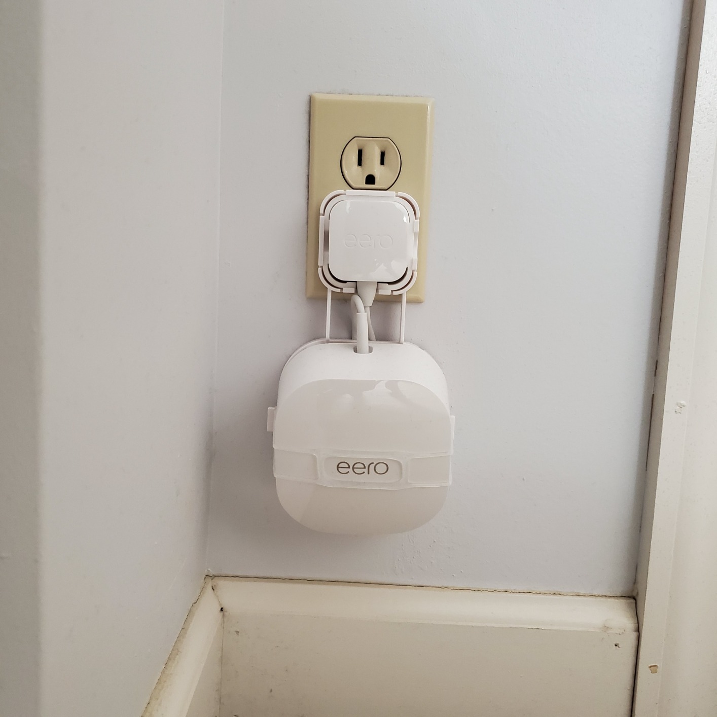 Amazon eero 6 mesh wifi router - Supports internet plans up to 900 Mbps, Coverage up to 1,500 sq. ft., Connect 75+ devices, 1-pack - Customer Photo 2