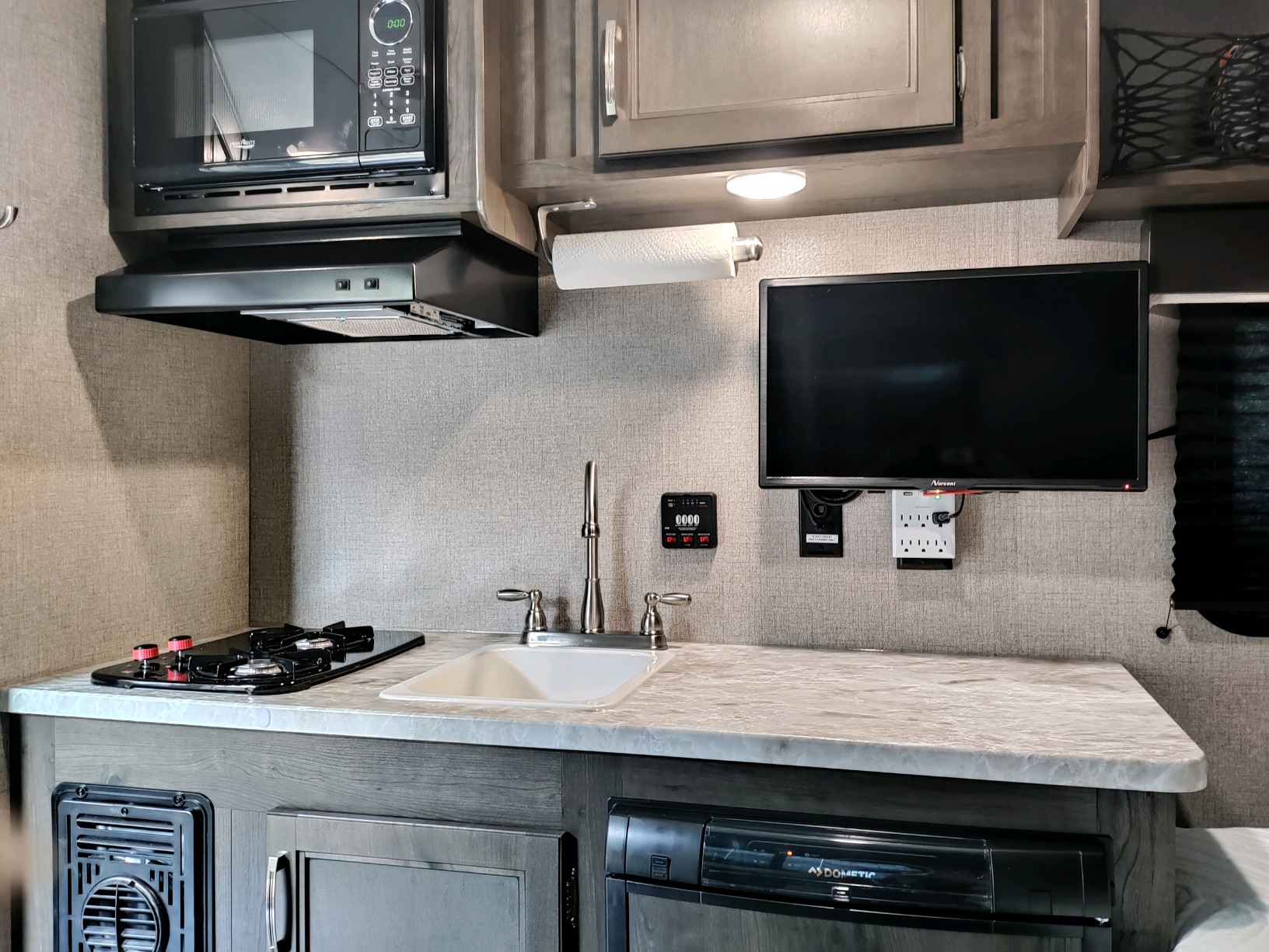 24 Inch 720P LED HD Backlight Flat DVD Combo TV, VGA USB HDMI Digital TV Tuner Cable, Build-in DVD Player Dual Channel 3W Speakers Monitor Television (24 inch) - Customer Photo 1