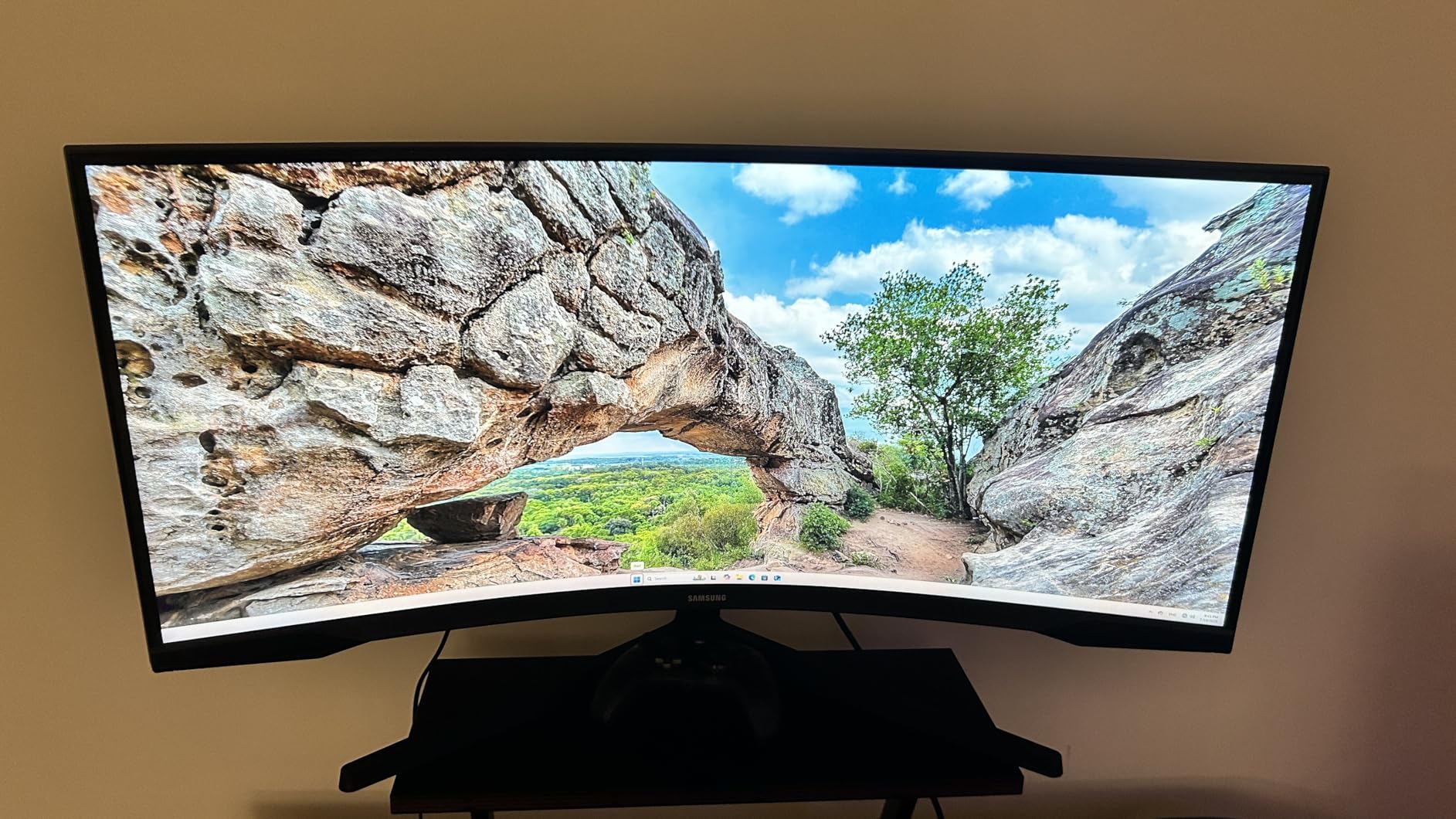 Samsung 34' Odyssey G5 Ultra-Wide Gaming Monitor with 1000R Curved Screen, 165Hz, 1ms, FreeSync Premium, Large Display, Eye Comfort, Multiple Ports, WQHD, LC34G55TWWNXZA, Black - Customer Photo 1