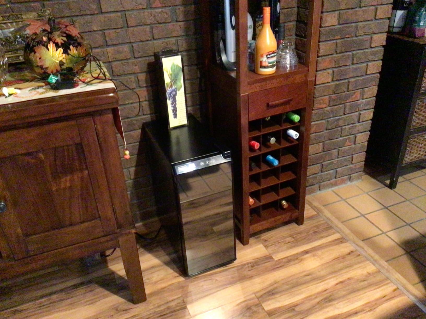 BLACK+DECKER Wine Fridge 12 Bottles, Thermoelectric Wine Cooler Refrigerator with Mirrored Front, Freestanding 12 Bottle Wine Fridge, BD60336 - Customer Photo 2