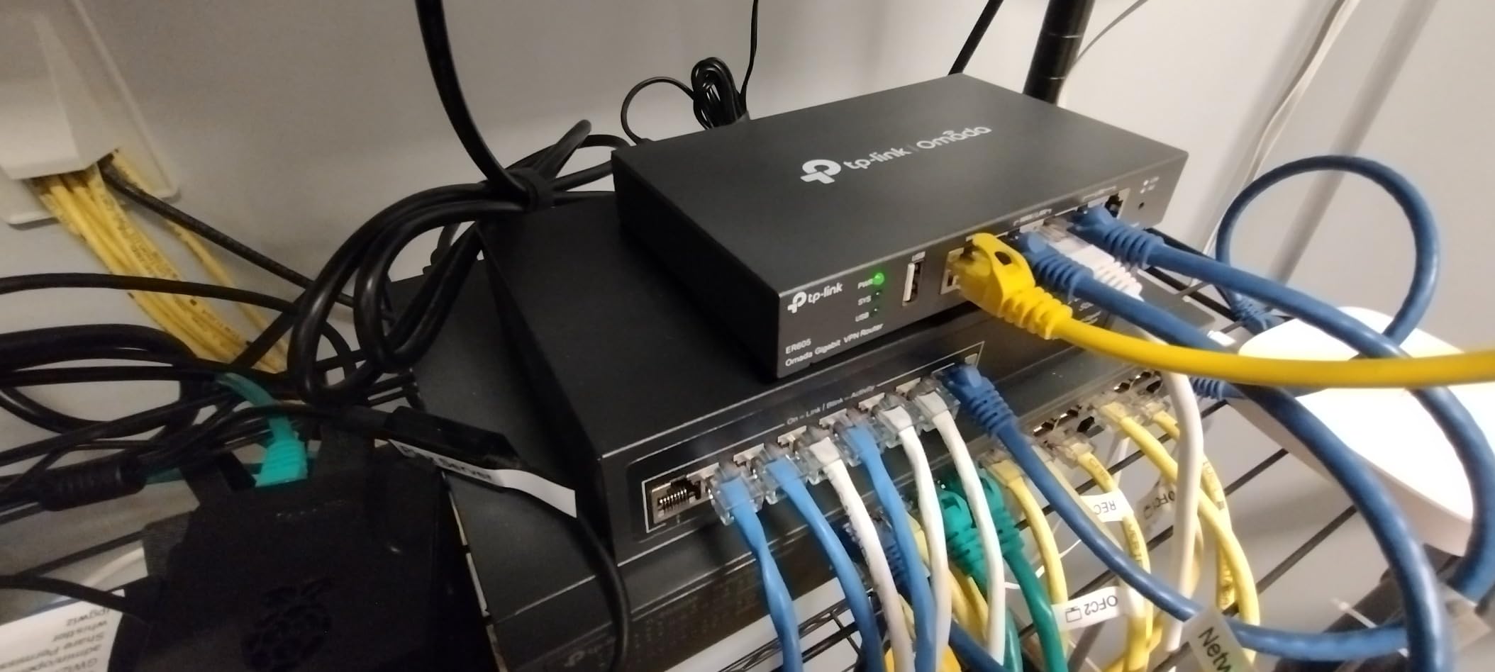 TP-Link ER605 V2 Wired Gigabit VPN Router, Up to 3 WAN Ethernet Ports + 1 USB WAN, SPI Firewall SMB Router, Omada SDN Integrated, Load Balance, Lightning Protection - Customer Photo 3