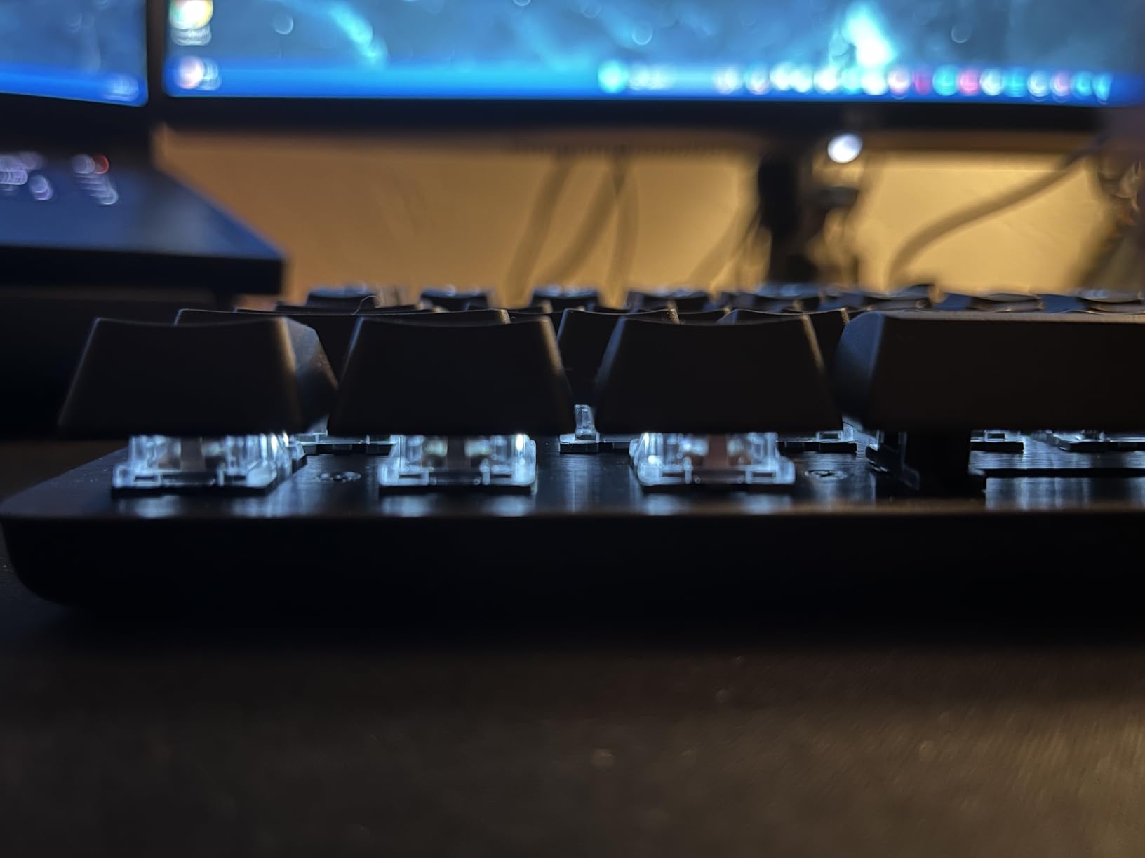 Logitech G413 SE Full-Size Mechanical Gaming Keyboard - Backlit Keyboard with Tactile Mechanical Switches, Anti-Ghosting, Compatible with Windows, macOS - Black Aluminum customer photo 1