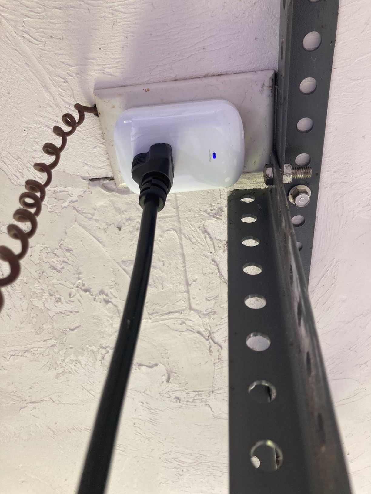 [ETL Listed] Cable Matters 1350 Joules Single Outlet Surge Protector for TV, PC, Xbox, PS5, Refrigerator, Treadmill, 15A/1875W, 500V Clamping Voltage Wall Surge Protector Outlet, White - Customer Photo 1