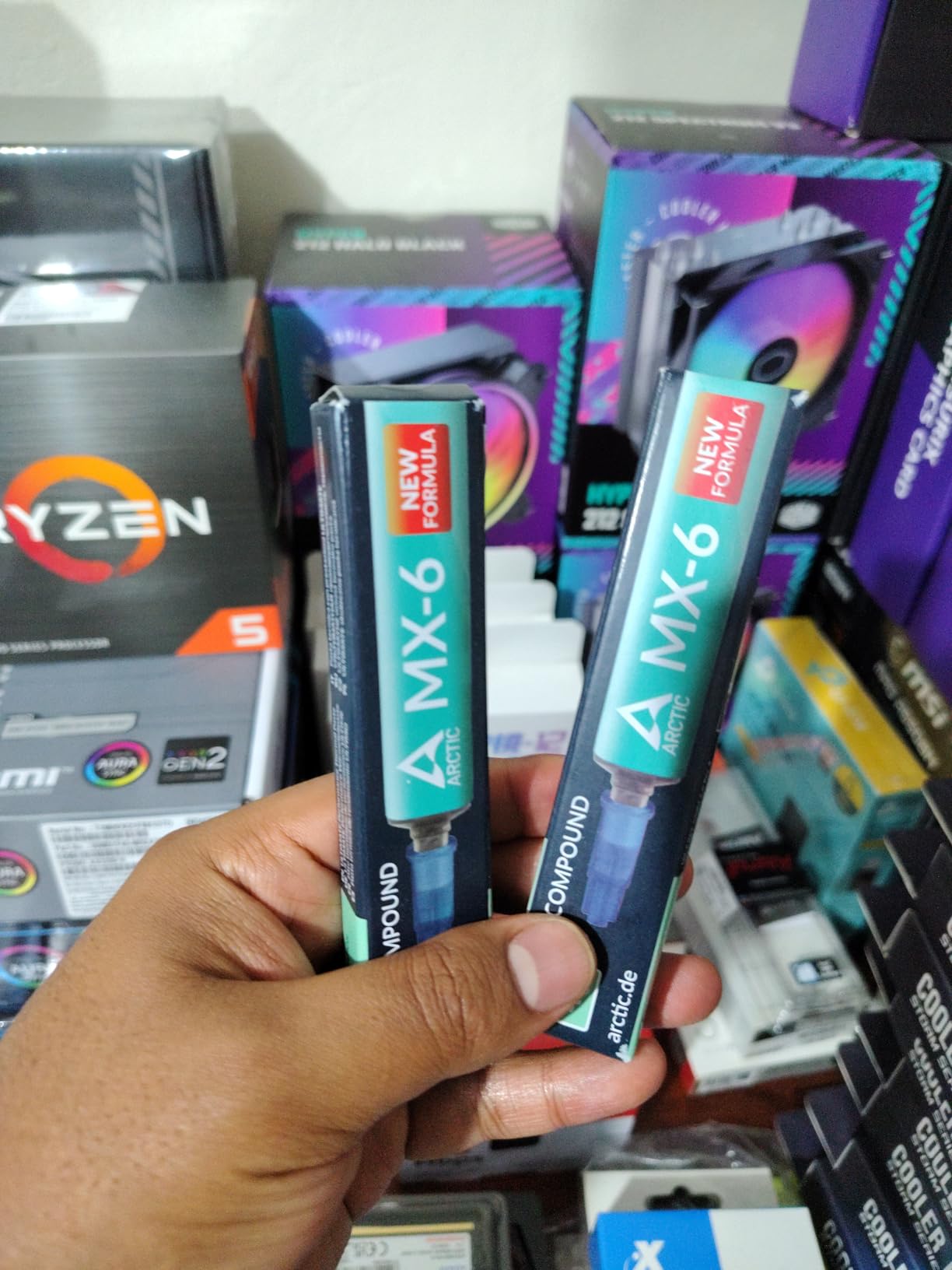 ARCTIC MX-6 (4 g) - Ultimate Performance Thermal Paste for CPU, Consoles, Graphics Cards, laptops, Very high Thermal Conductivity, Long Durability, Non-Conductive - Customer Photo 2