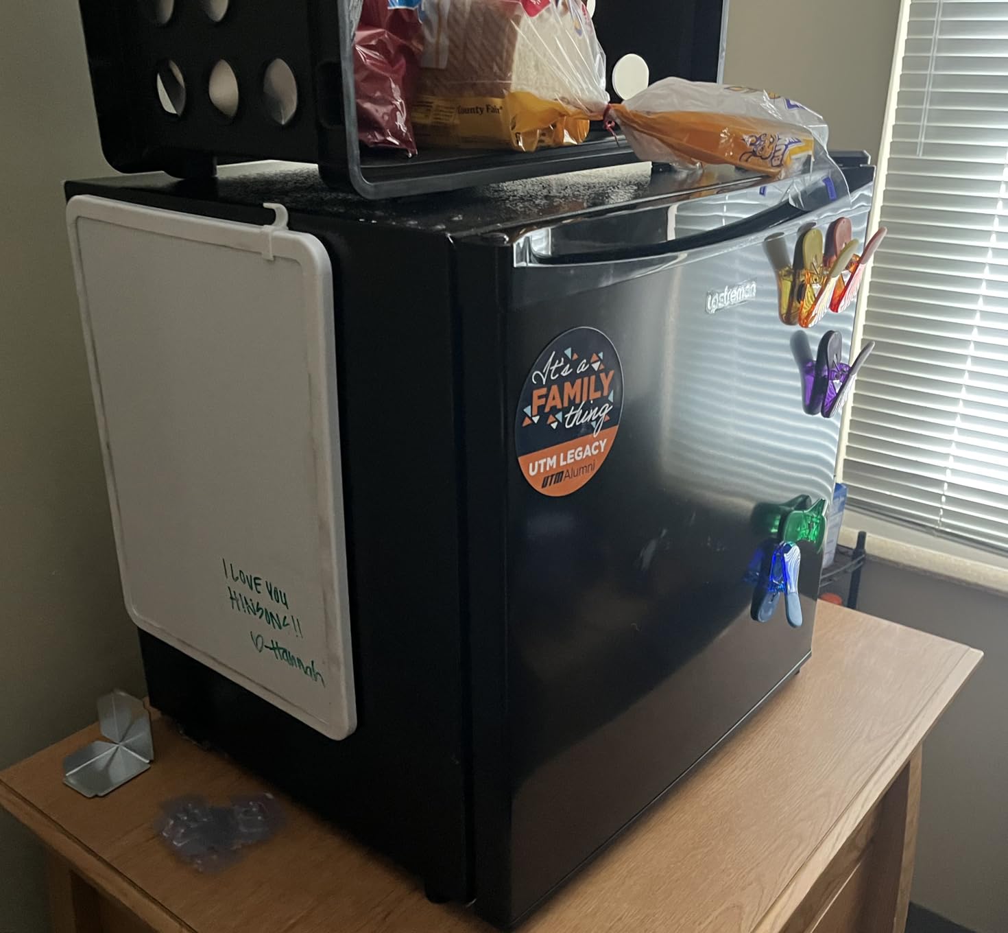 Upstreman 1.7 Cu.ft Mini Fridge with Freezer, Dorm Essentials, Adjustable Thermostat, Energy Saving, Low Noise, Single Door Compact Refrigerator for Dorm, Office, Bedroom, Black-FR17 - Customer Photo 2