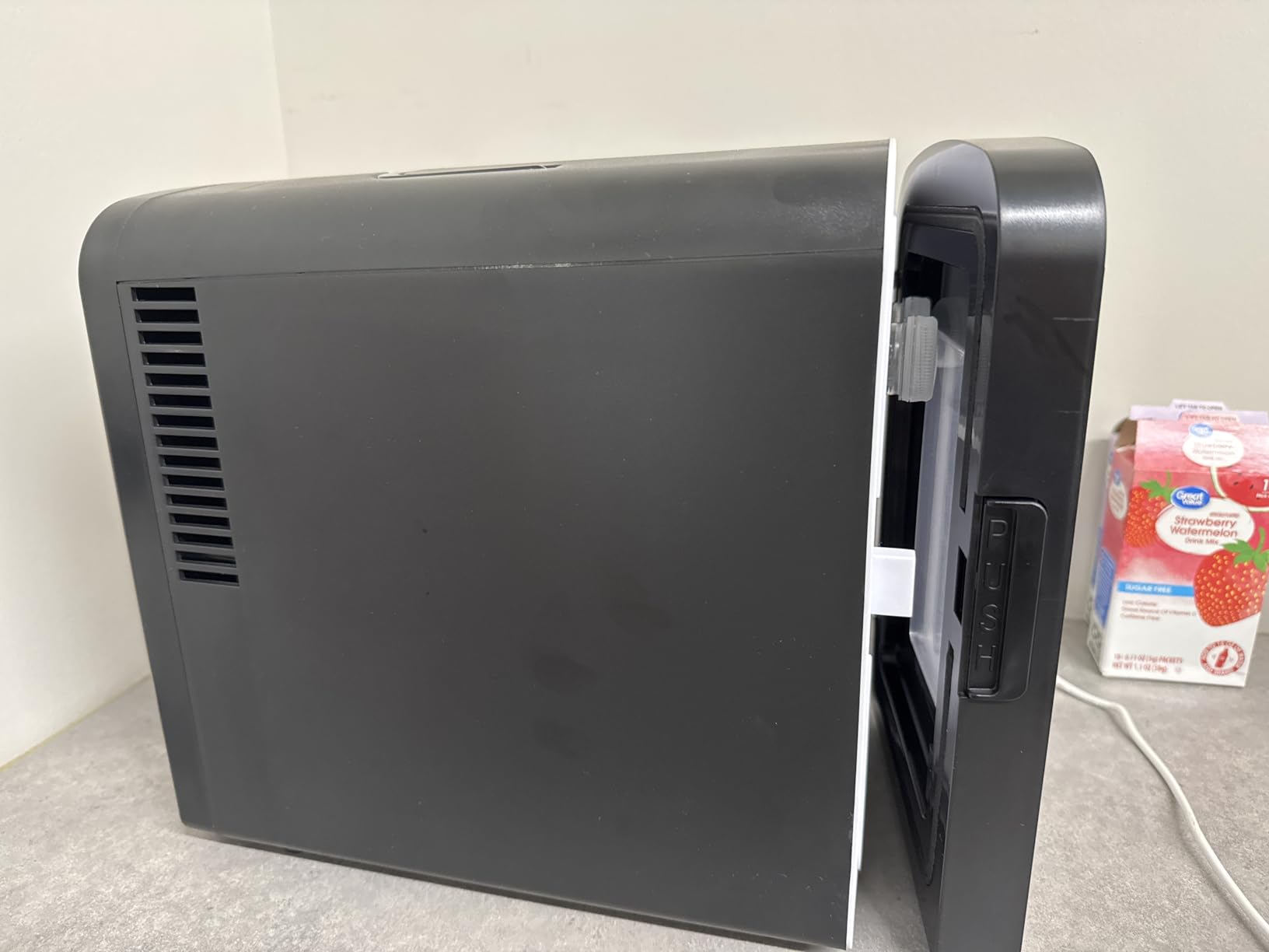 Frigidaire Portable 9-Can Mini Cooler Fridge, 5L, Brushed Stainless Rugged, Window, EFMIS189-SS, Clear Door, Glass Customer Review Frigidaire Portable 9-Can Mini Cooler Fridge, 5L, Brushed Stainless Rugged, Window, EFMIS189-SS, Clear Door, Glass - Customer Photo 3