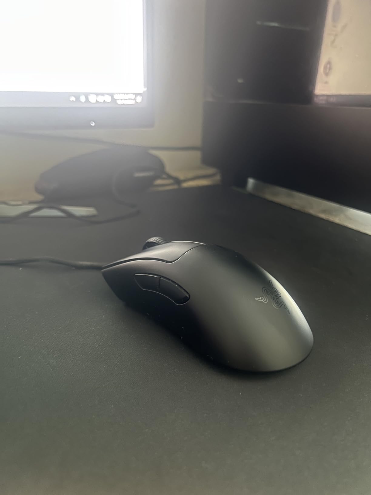 Razer DeathAdder V3 Wired Gaming Mouse: 59g Ultra Lightweight - Focus Pro 30K Optical Sensor - Fast Switches Gen-3-8K Hz HyperPolling-6 Programmable Buttons -Ergonomic -Speedflex Cable- Black customer photo 1