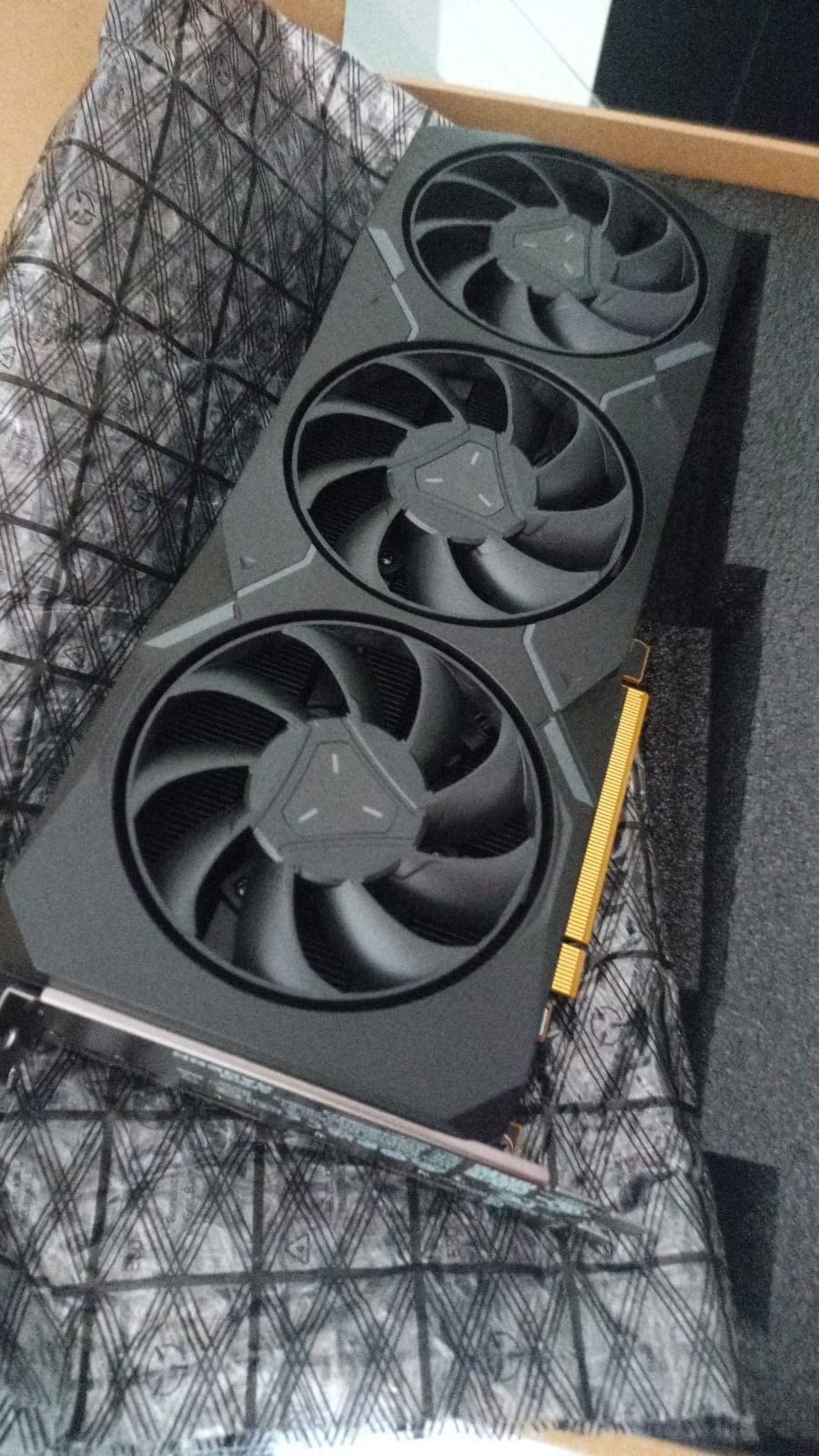 Sapphire 21323-01-20G AMD Radeon RX 7900 XT Gaming Graphics Card with 20GB GDDR6, AMD RDNA 3, Black - Customer Photo 3