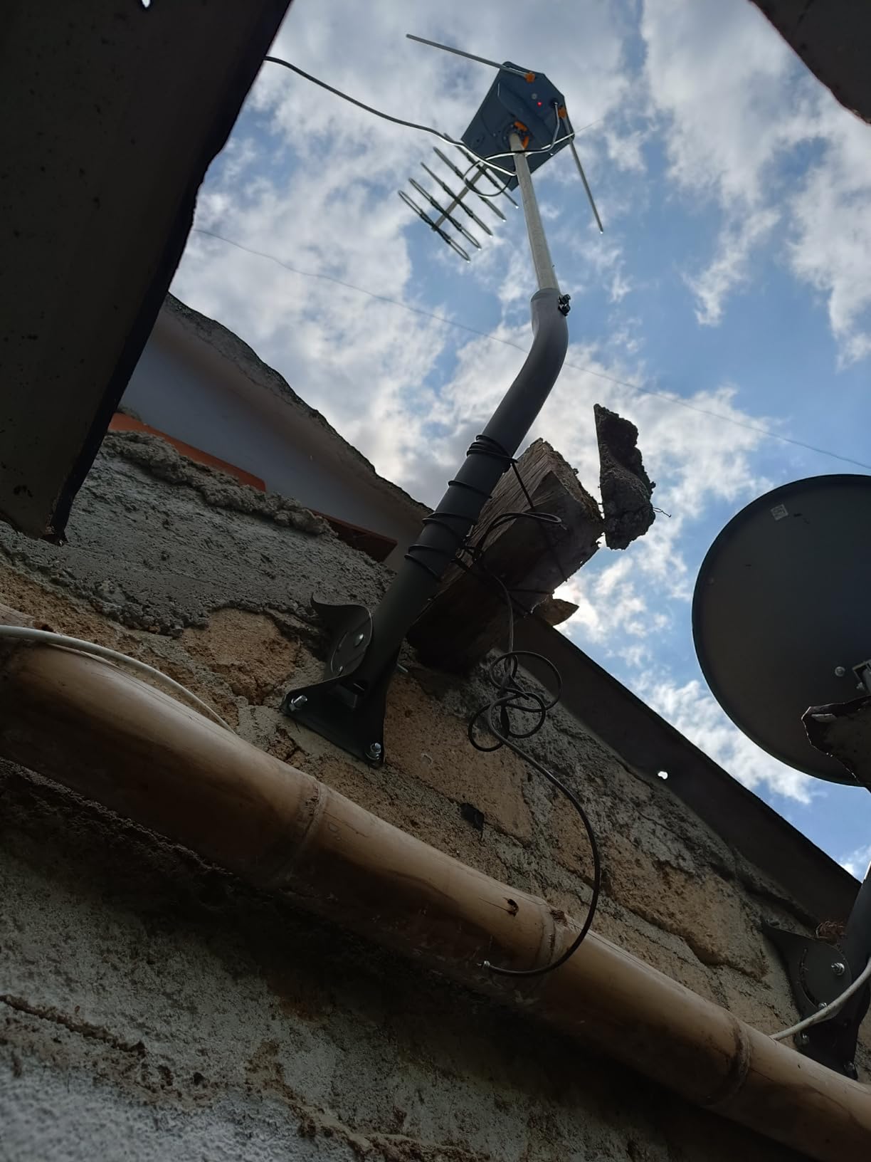 Digital Outdoor Amplified HD TV Antenna,150 Miles Motorized 360 Degree Rotation,Wireless Remote Control,40FT RG6 Coax Cable,UHF VHF 1080P 4K,Support 2 TVS - Customer Photo 3