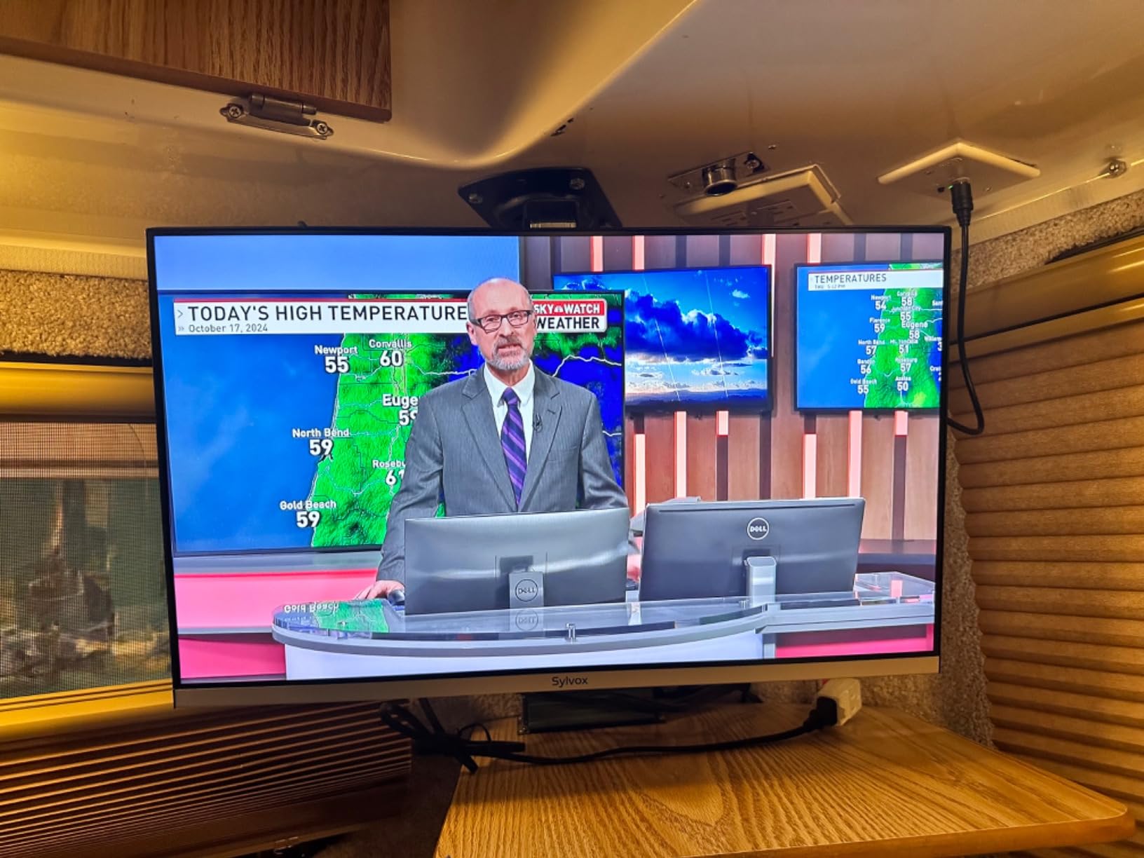 SYLVOX 24 Inch TV 12 Volt Smart TV FHD 1080P Digital Video Disc Player Built-in ARC CEC WiFi Wireless Connection Support, Suitable for RV Camper Kitchen Bedroom Boat(Limo Series),Black - Customer Photo 1