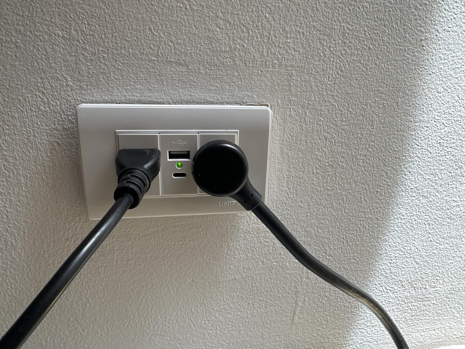 Belkin 12-Outlet Surge Protector Power Strip w/ 12 AC Outlets & 8ft Flat Plug, UL-listed Heavy-Duty Extension Cord for Home, Office, Travel, Computer, Laptop, Charger - 3,940 Joules of Protection Customer Review Belkin 12-Outlet Surge Protector Power Strip w/ 12 AC Outlets & 8ft Flat Plug, UL-listed Heavy-Duty Extension Cord for Home, Office, Travel, Computer, Laptop, Charger - 3,940 Joules of Protection - Customer Photo 2