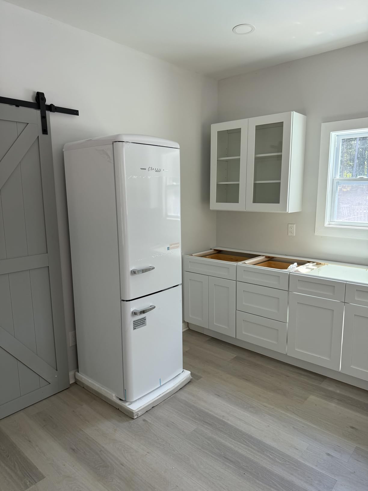 Unique Appliances UGP-330L LG AC Classic Retro Refrigerator Electric Bottom-Mount Fridge with Intuitive Control Panel, 4 Glass Shelves, and 3 Freezer Drawers, Frost-Free, 12 cu./ft, Summer Mint Green - Customer Photo 1