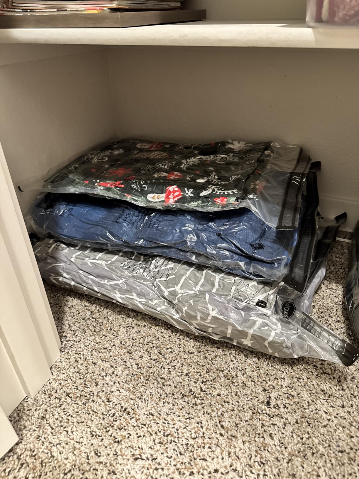 24 Pack Vacuum Storage Bags with Electric Pump, (5 Jumbo, 5 Large, 5 Medium, 5 Small, 4 Roll Up Bags) Space Saver Bag for Clothes, Mattress, Blanket, Duvets, Pillows, Comforters,Travel Customer Review 24 Pack Vacuum Storage Bags with Electric Pump, (5 Jumbo, 5 Large, 5 Medium, 5 Small, 4 Roll Up Bags) Space Saver Bag for Clothes, Mattress, Blanket, Duvets, Pillows, Comforters,Travel - Customer Photo 1