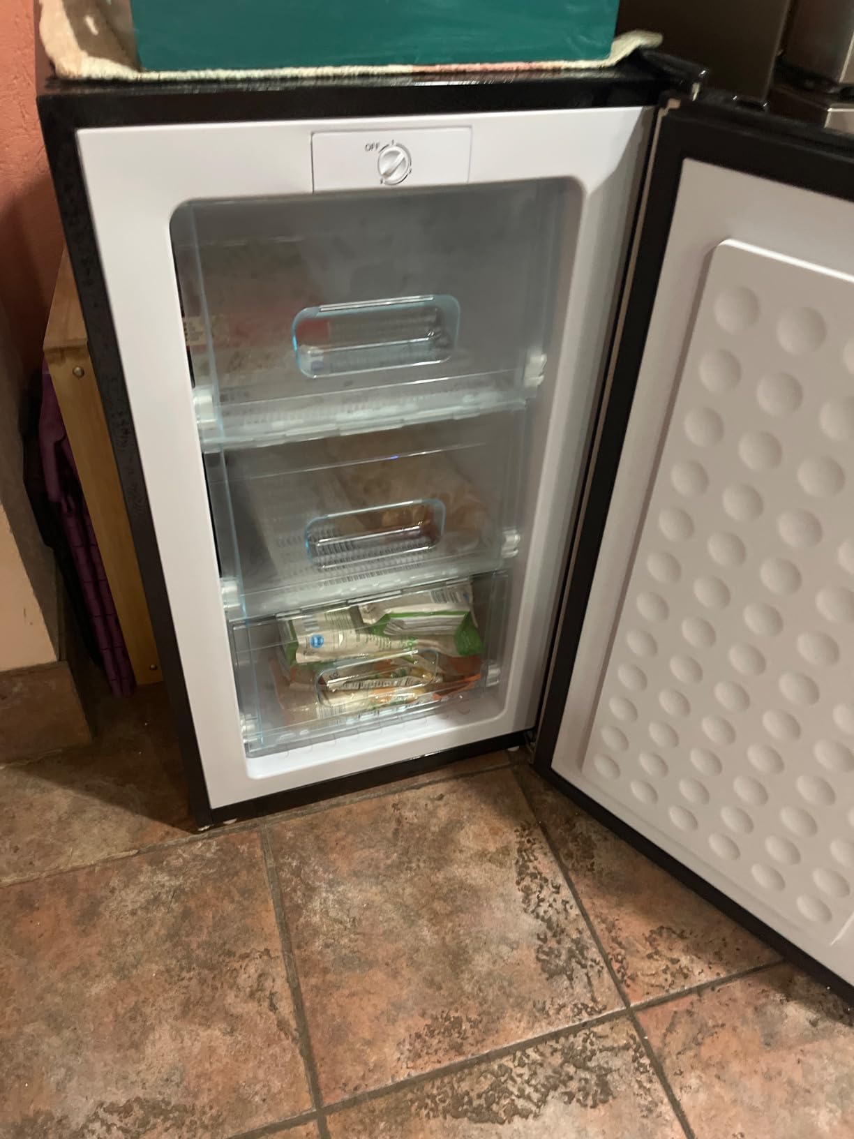 Upstreman 4.5 Cu.Ft Mini Fridge with Freezer, Single Door Mini Refrigerator, Adjustable Thermostat, Low Noise, Energy Saving, Small Refrigerator for Bedroom, Dorm, Office, Black, FR45 - Customer Photo 3