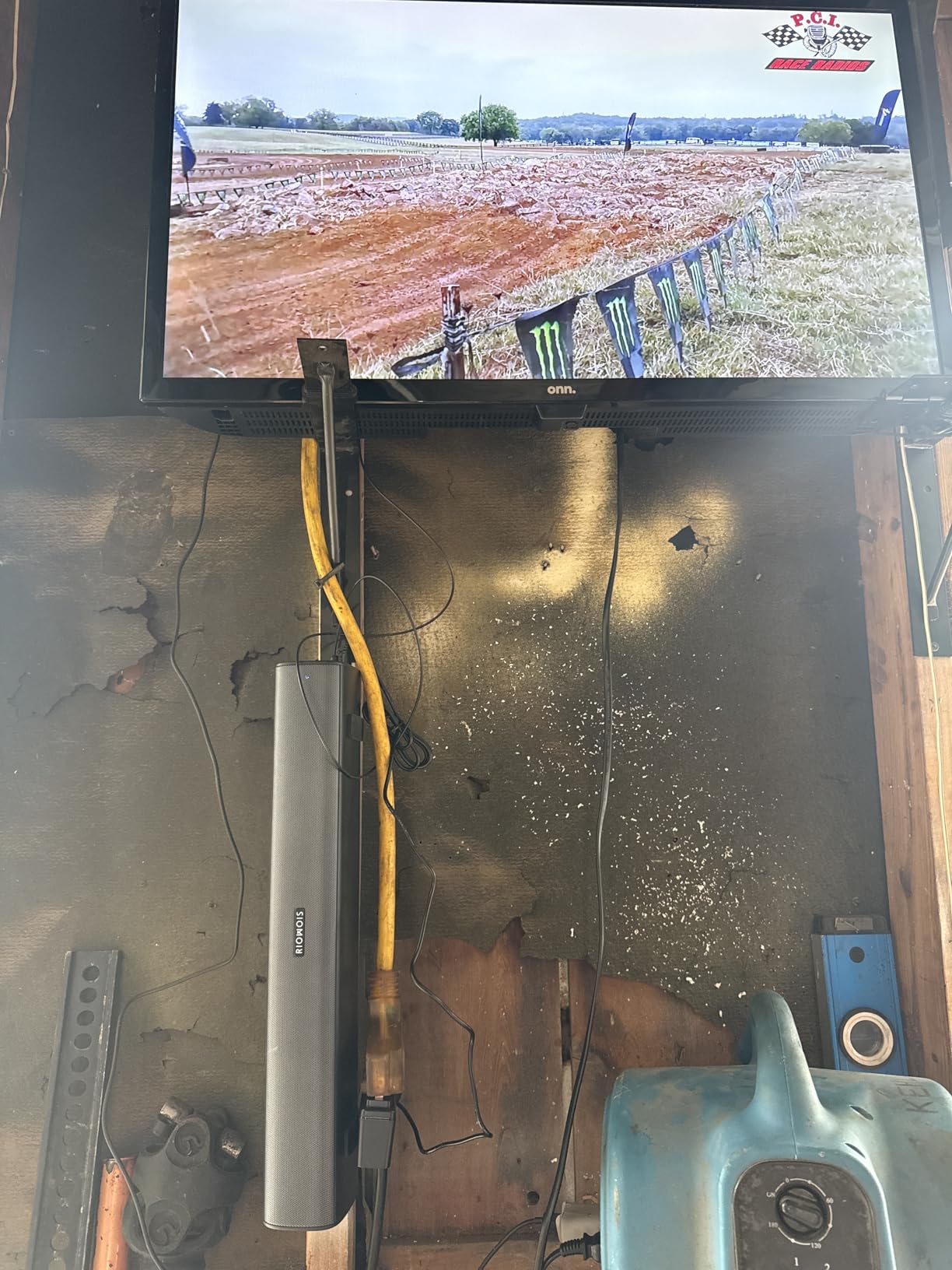 Sound Bar for Smart TV, Soundbar for TV with Bass Reflector and Easy Set up, Home Audio Surround Sound System for TV PC Projector, Wall Mountable - Customer Photo 1