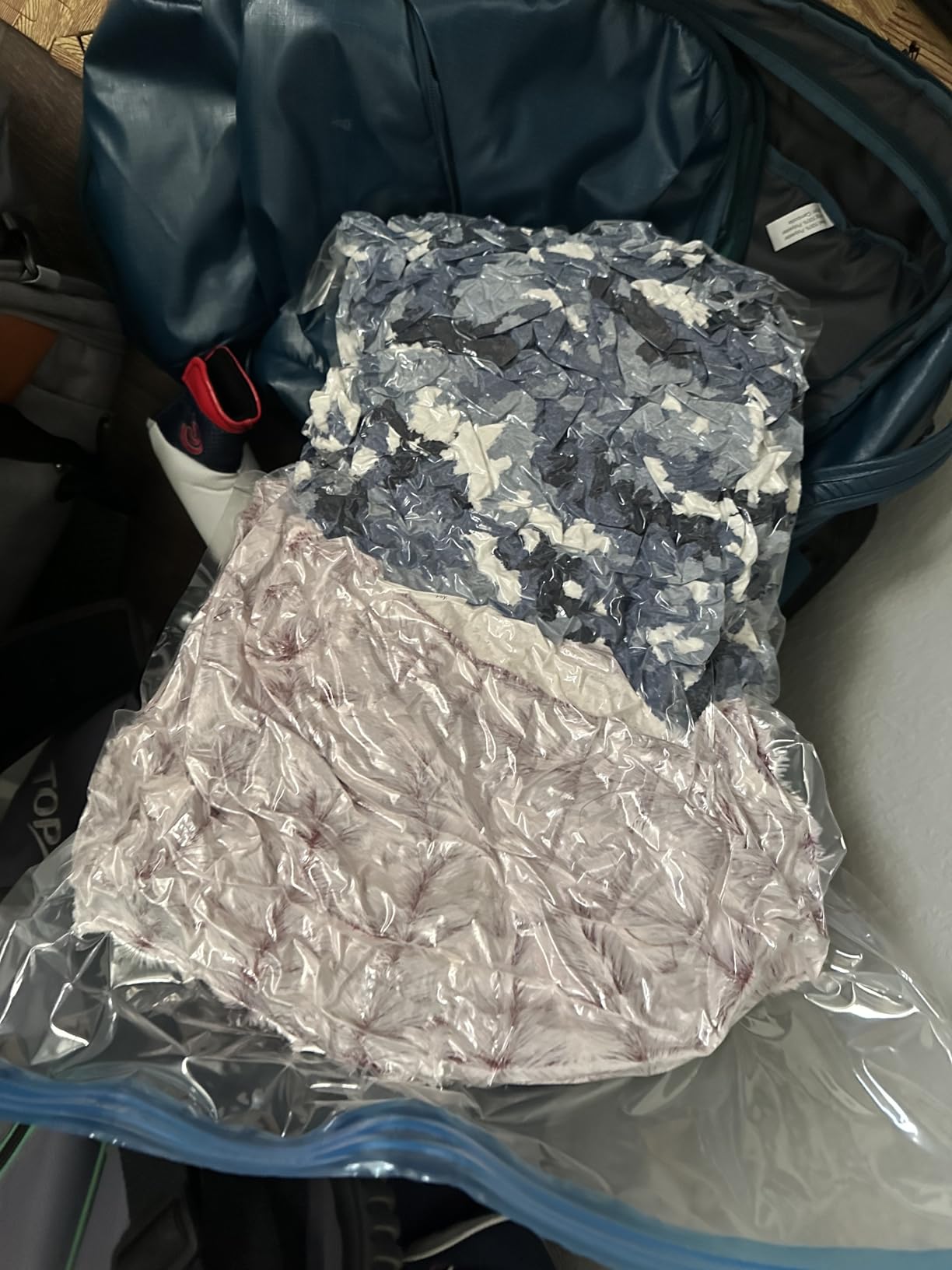 16 Pack Vacuum Storage Bags with Hand Pump, 4 Jumbo + 4 Large + 4 Medium + 4 Small Plastic Packaging Bags, 80% Space Saver Vacuum Seal Bags for Clothing, Travel Lugggage, Blankets, Comforters Customer Review 16 Pack Vacuum Storage Bags with Hand Pump, 4 Jumbo + 4 Large + 4 Medium + 4 Small Plastic Packaging Bags, 80% Space Saver Vacuum Seal Bags for Clothing, Travel Lugggage, Blankets, Comforters - Customer Photo 3