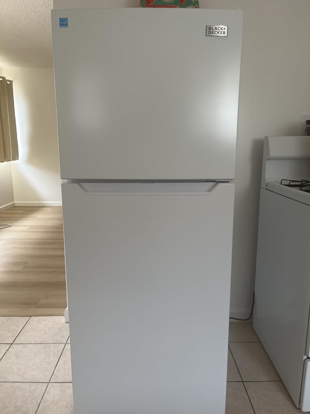 BLACK+DECKER 20.1 Cu. Ft. Top Mount Refrigerator with Ice Maker, 2-Door Refrigerator with Top Freezer, Freezer with Icemaker and Adjustable Temperature Control, ENERGY STAR, BR2010JIMW, White Customer Review BLACK+DECKER 20.1 Cu. Ft. Top Mount Refrigerator with Ice Maker, 2-Door Refrigerator with Top Freezer, Freezer with Icemaker and Adjustable Temperature Control, ENERGY STAR, BR2010JIMW, White - Customer Photo 1