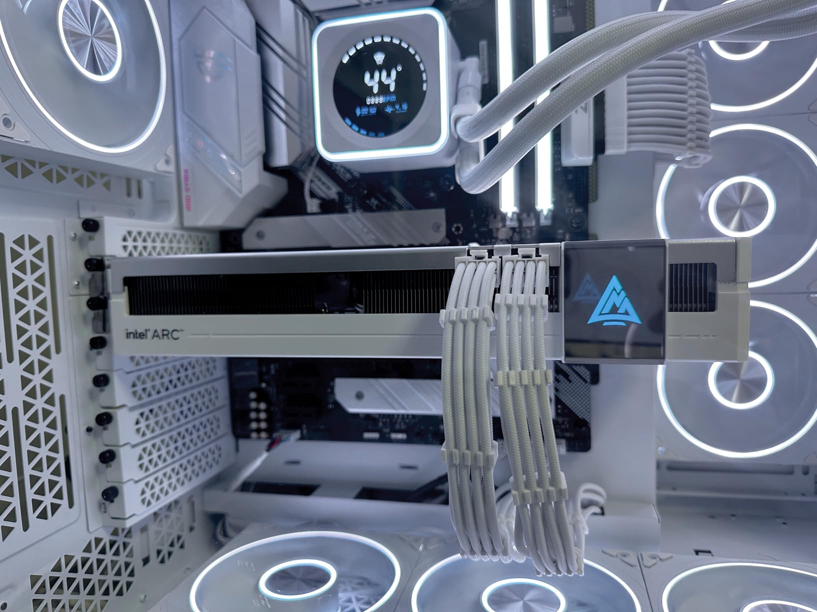 WEELIAO GUNNIR Intel Arc A770 Photon 16GB OC GDDR6 2400MHz Triple Fan White Graphics Card (256-bit, PCIe 4.0, HDMI/DisplayPort, Supports 4k) Customer Review WEELIAO GUNNIR Intel Arc A770 Photon 16GB OC GDDR6 2400MHz Triple Fan White Graphics Card (256-bit, PCIe 4.0, HDMI/DisplayPort, Supports 4k) - Customer Photo 3