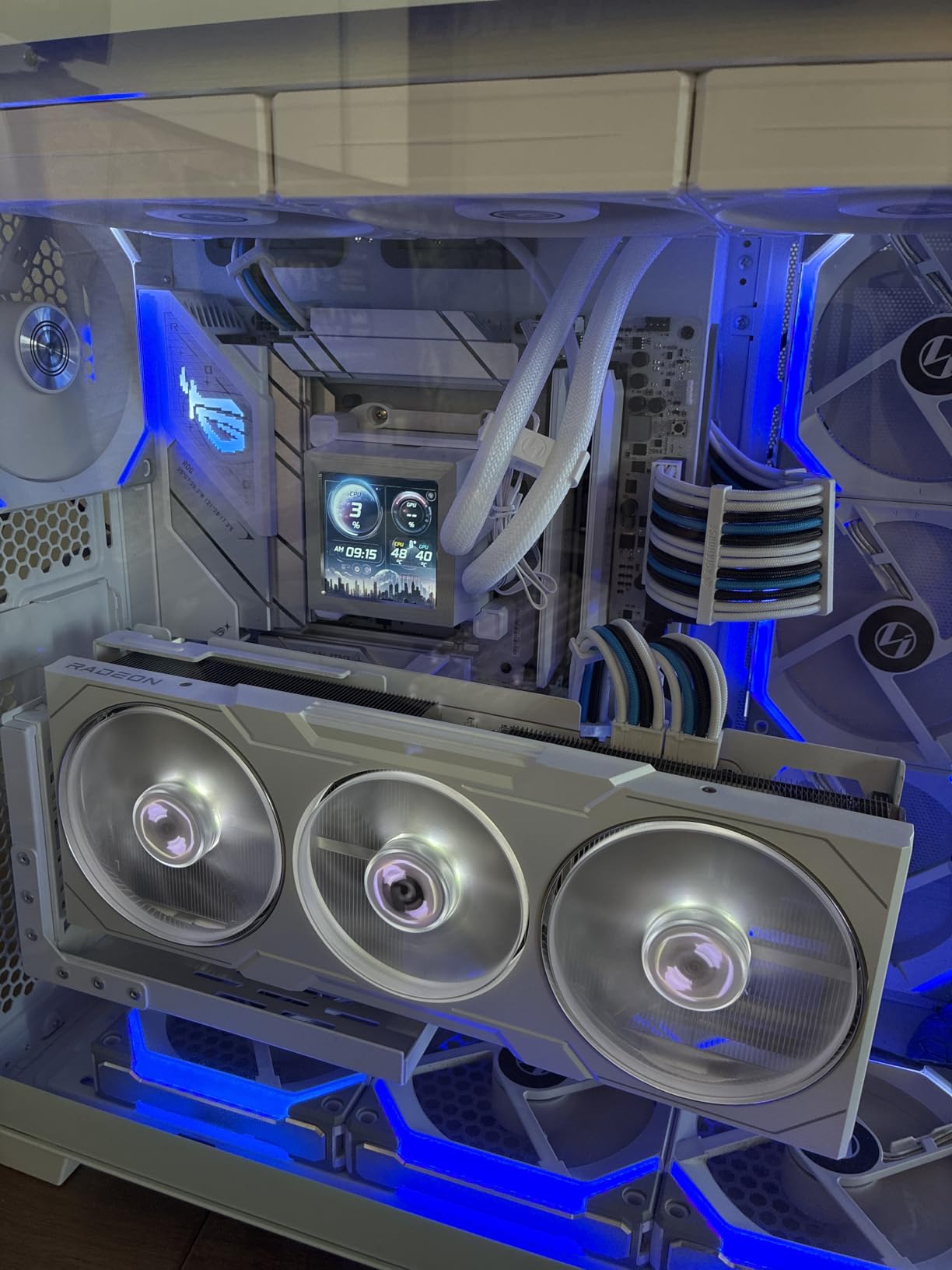 Lian Li Hydroshift LCD 360 Liquid Cooler - Flexible Side-Mounted Coolant Pathway, 2.88