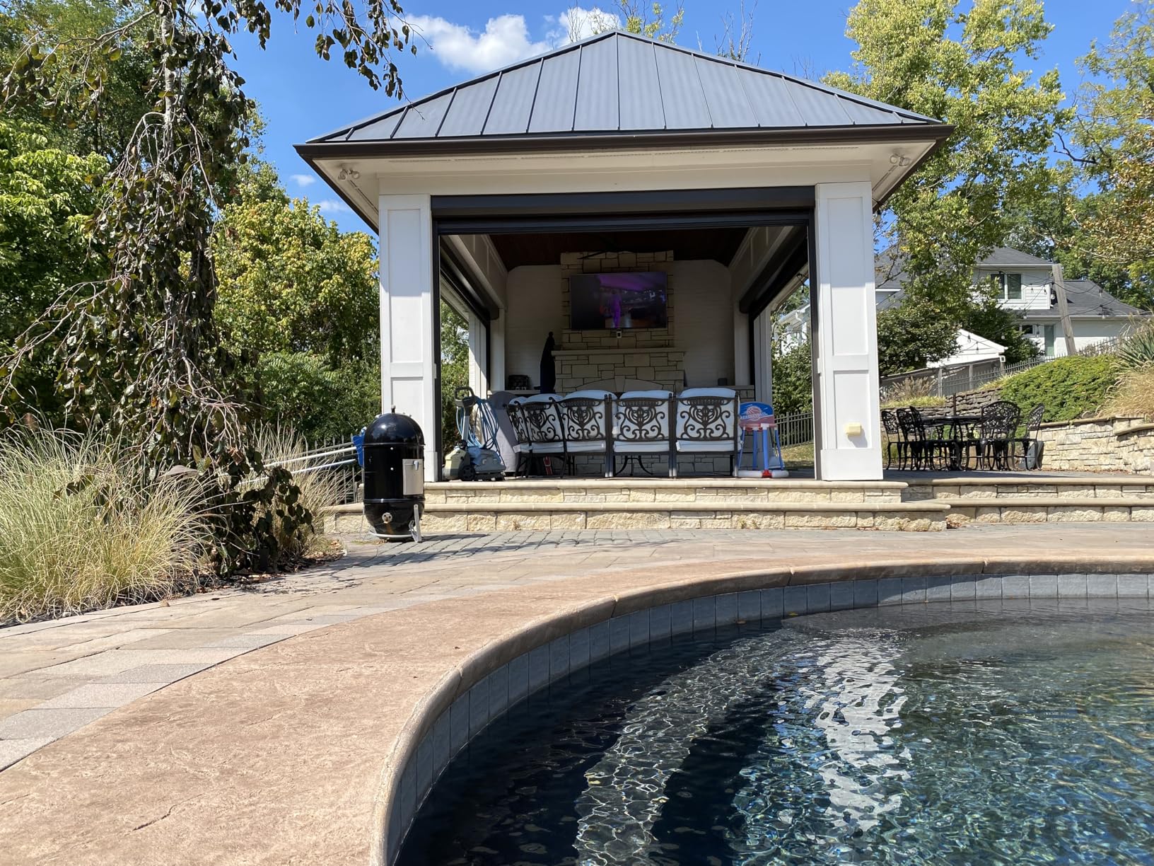 SYLVOX 43 Inch Outdoor Smart Television Weatherproof Google TV, 4K 700NIT High Brightness Temperature Resistant IP55 Waterproof TVs, Anti-Scratch, Suitable for Partial Sun (Patio Series) Customer Review SYLVOX 43 Inch Outdoor Smart Television Weatherproof Google TV, 4K 700NIT High Brightness Temperature Resistant IP55 Waterproof TVs, Anti-Scratch, Suitable for Partial Sun (Patio Series) - Customer Photo 2