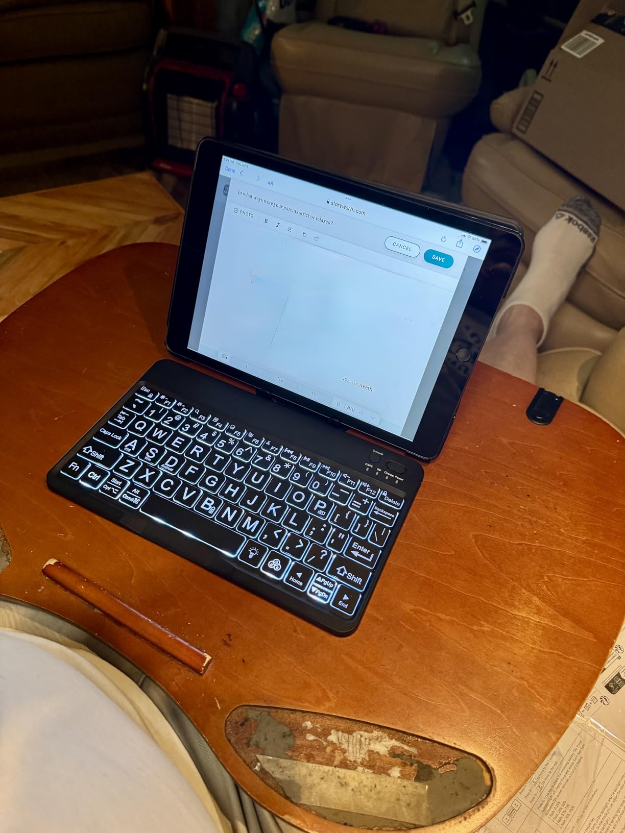 OMOTON Large Print Bluetooth Keyboard for iPad iPhone Windows Tablets - 7 - Color Backlit with Enlarged Keycaps, Rechargeable Wireless Keyboard for iPad 10th/9/8/7, iPad Pro Air Mini etc Customer Review OMOTON Large Print Bluetooth Keyboard for iPad iPhone Windows Tablets - 7 - Color Backlit with Enlarged Keycaps, Rechargeable Wireless Keyboard for iPad 10th/9/8/7, iPad Pro Air Mini etc - Customer Photo 1