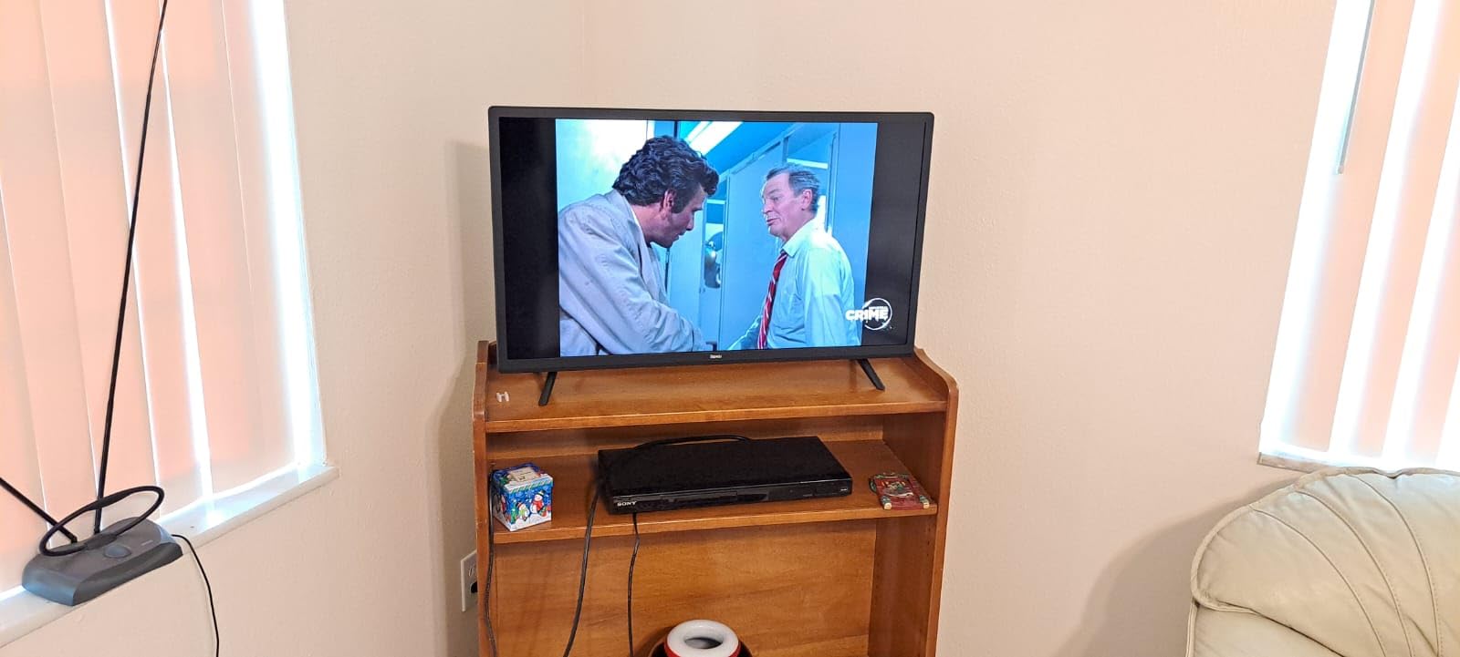 Roku Smart TV 2025 – 32-Inch Select Series, 1080p Full HD TV – Roku TV with Voice Remote – Flat Screen LED Television with Wi-Fi for Streaming Live Local News, Sports, Family Entertainment - Customer Photo 1