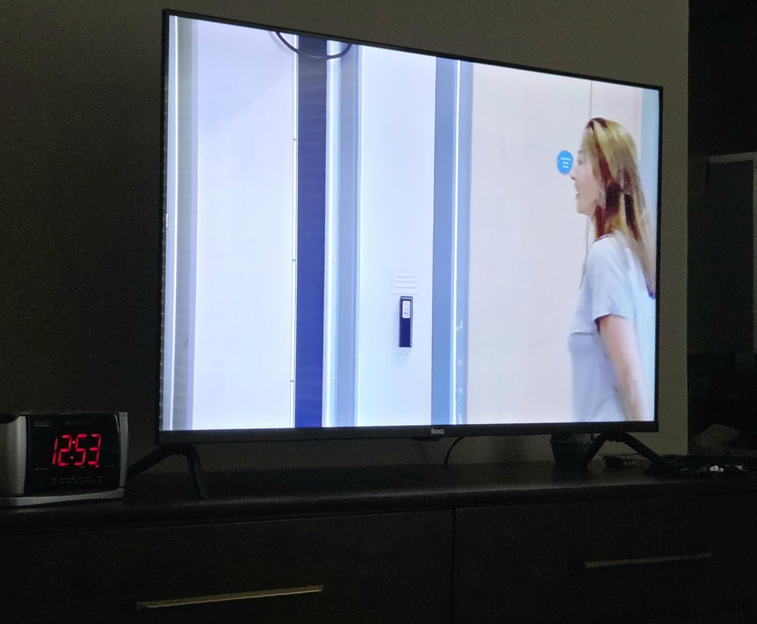 Roku Smart TV 2025 – 43-Inch Select Series, 4K HDR TV – RokuTV with Enhanced Voice Remote – Flat Screen LED Television with Wi-Fi for Streaming Live Local News, Sports, Family Entertainment Customer Review Roku Smart TV 2025 – 43-Inch Select Series, 4K HDR TV – RokuTV with Enhanced Voice Remote – Flat Screen LED Television with Wi-Fi for Streaming Live Local News, Sports, Family Entertainment - Customer Photo 2