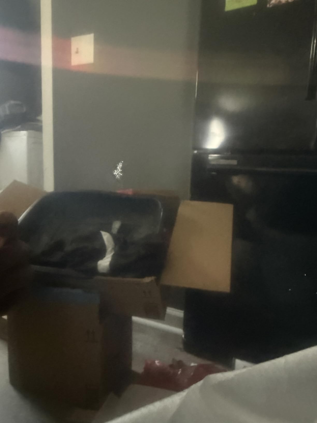 Samsung 85-Inch Class Crystal UHD U8000F 4K Smart TV (2025 Model) Endless Free Content, Crystal Processor 4K, MetalStream Design, Knox Security, Alexa Built-in - Customer Photo 3