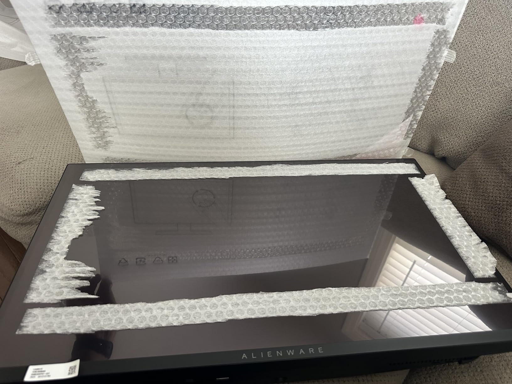 Alienware 34 240Hz QD-OLED Curved Gaming Monitor - AW3425DW - 34.2-inch WQHD (3440 x 1440) 240Hz 0.03ms Display, 1800R Curve, AMD FreeSync Premium Pro, VESA AdaptiveSync, VESA DisplayHDR TrueBlack 400 - Customer Photo 2