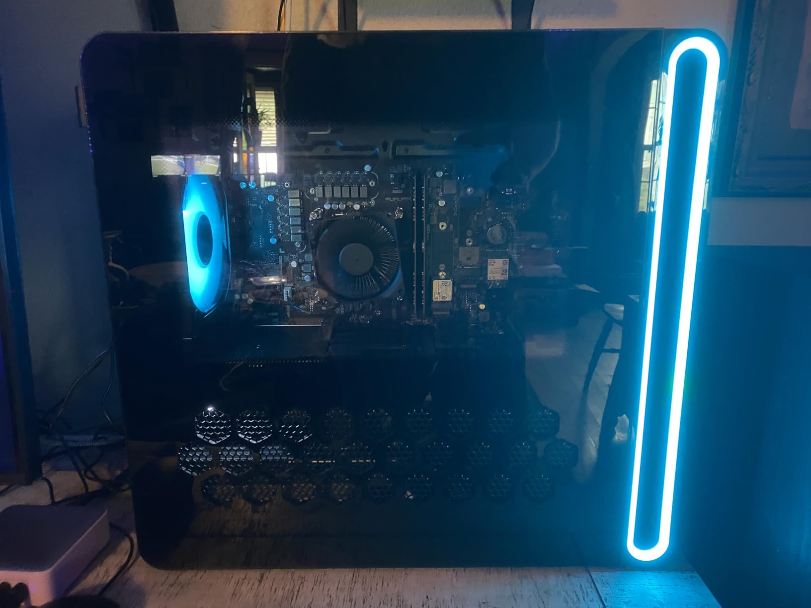 Alienware Aurora Gaming Desktop ACT1250 - Intel Core Ultra 7 265KF Processor, Air Cooled, NVIDIA GeForce RTX 5060Ti, 16GB DDR5 RAM, 1TB SSD, 500W Platinum Rated PSU, Win 11 Home - Clear Panel - Customer Photo 1