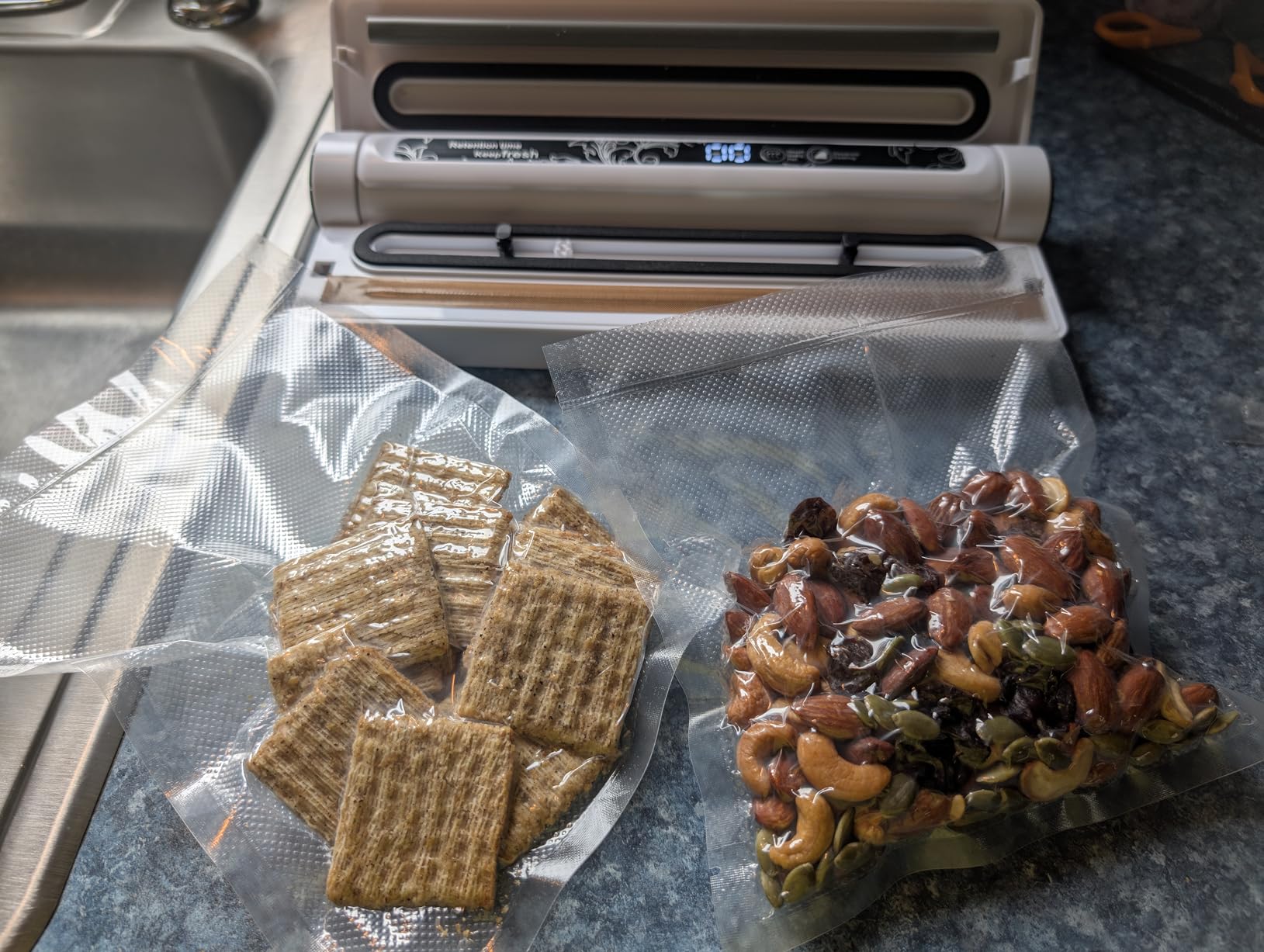 Vacuum Sealer Machine for Food, 75KPA Strong Suction, Moist/Dry Modes, 20 Vacuum Seal Bags for Food, Digital Countdown Timer, Compact Lightweight,with Starter Kits(White) - Customer Photo 1