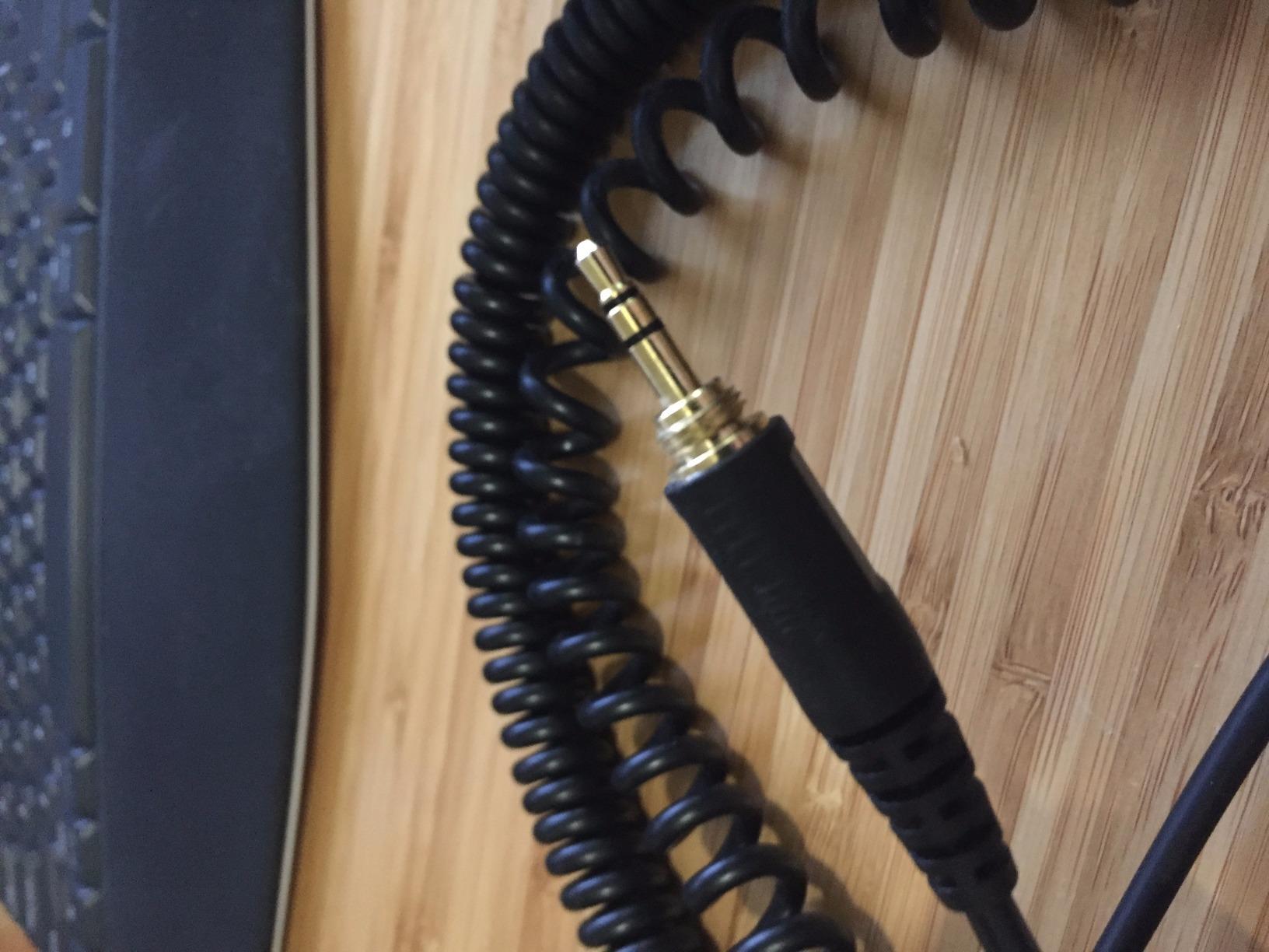 beyerdynamic DT 990 Pro 250 ohm Over-Ear Studio Headphones for Mixing, Mastering, and Editing - Customer Photo 4