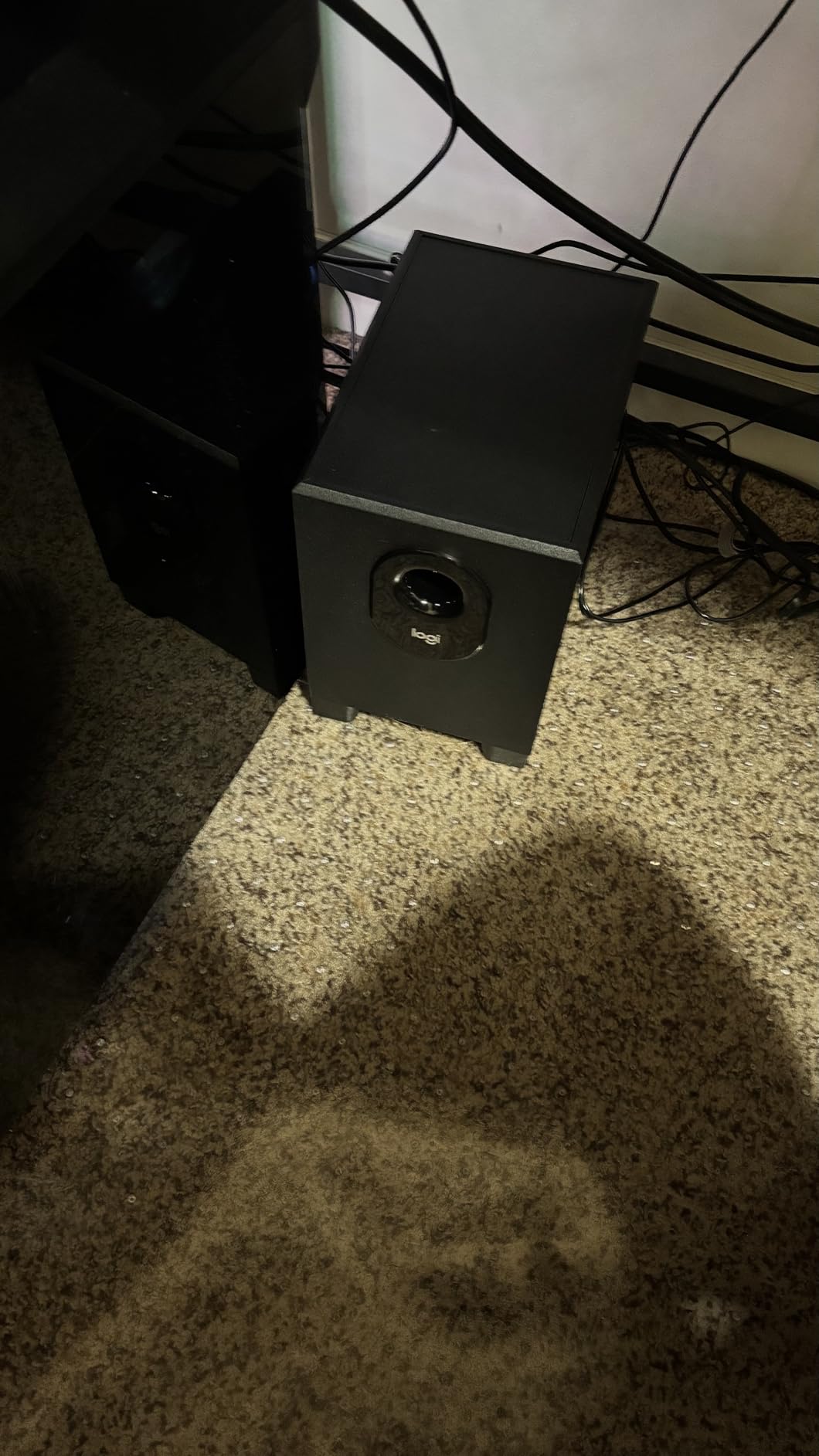 Logitech Z313 2.1 Multimedia Speaker System with Subwoofer, Full Range Audio, 50 Watts Peak Power, Strong Bass, 3.5mm Audio Inputs, PC/PS4/Xbox/TV/Smartphone/Tablet/Music Player - Black customer photo 2