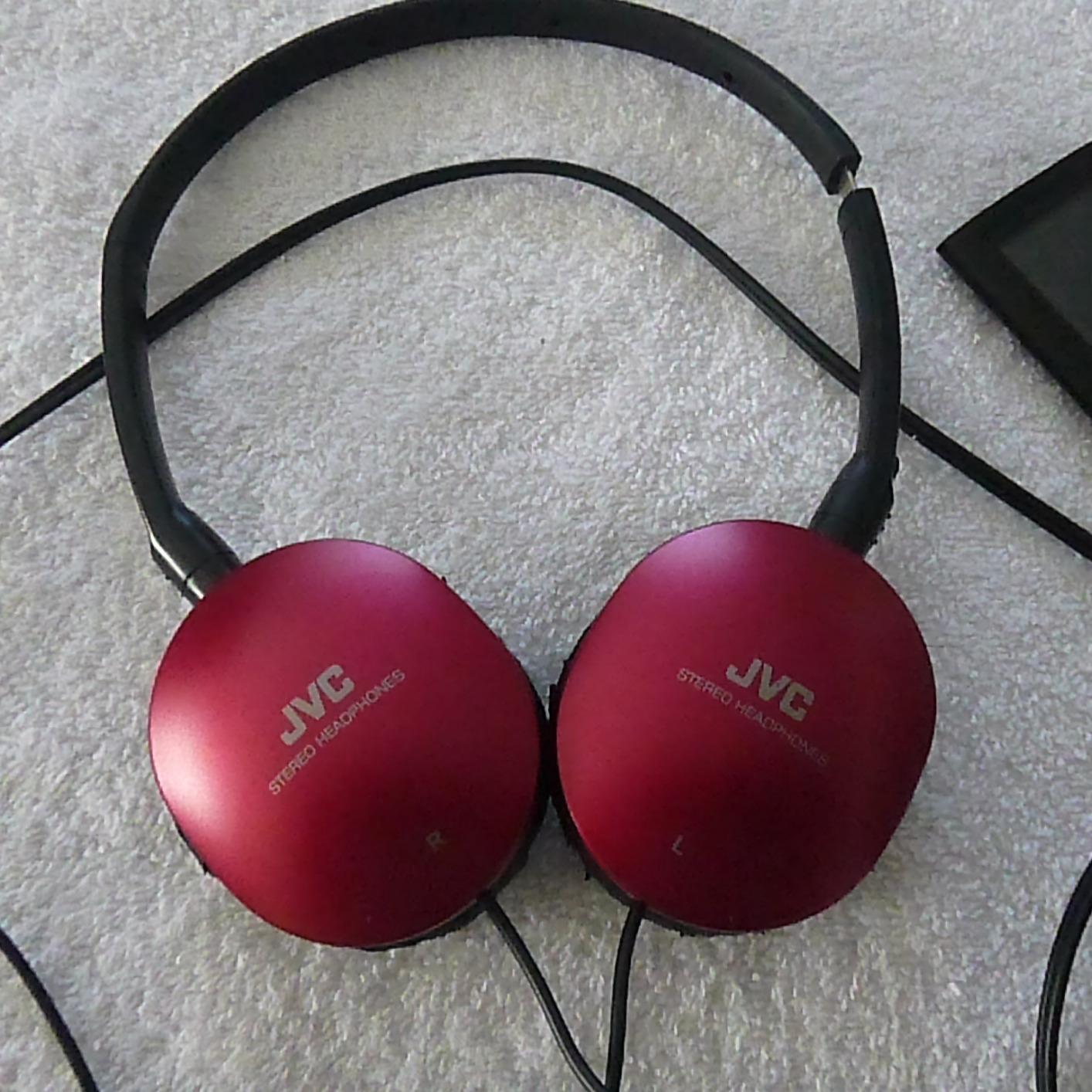 JVC Flats On-Ear Wired Headphones - Flat Foldable Design - 30mm Driver for Powerful Sound - Soft Ear-Pads for Comfort – Steel Headband - Lightweight & Portable - PC/Laptop/Gaming - 3.5mm Slim Plug - Customer Photo 4