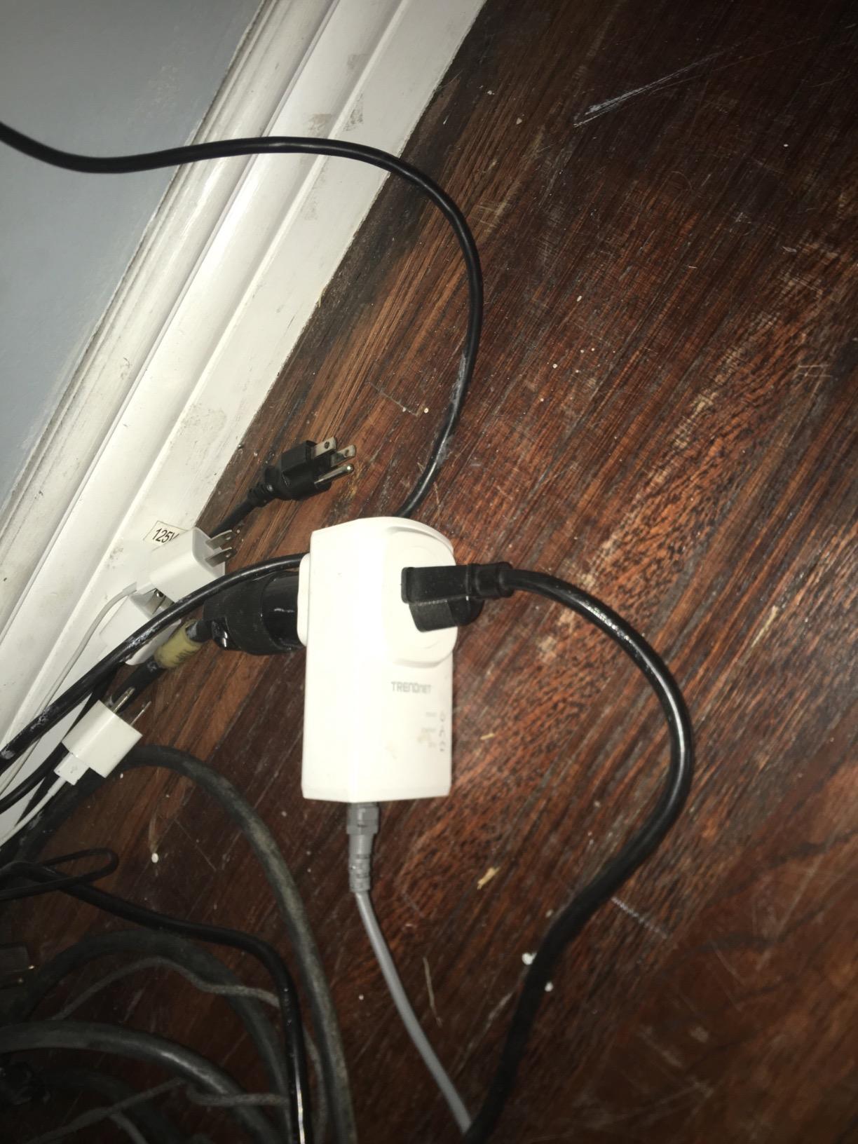 TRENDnet Powerline 500 AV Nano Adapter Kit with Built-in Outlet, Power Outlet Pass-Through, Includes 2 x TPL-407E Adapters, Plug & Play, Ideal for Smart TVs, Gaming, White, TPL-407E2K - Customer Photo 1