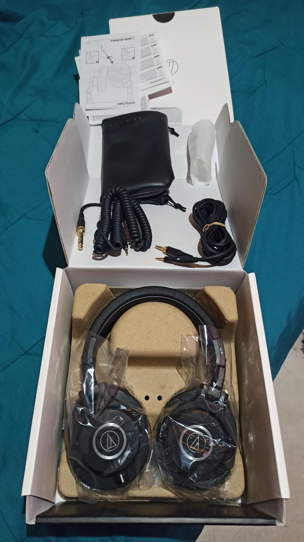 Audio-Technica ATH-M40x Professional Studio Monitor Headphone, Black, With Cutting Edge Engineering, 90 Degree Swiveling Earcups, Pro-grade Earpads/Headband, Detachable Cables Included - Customer Photo 1