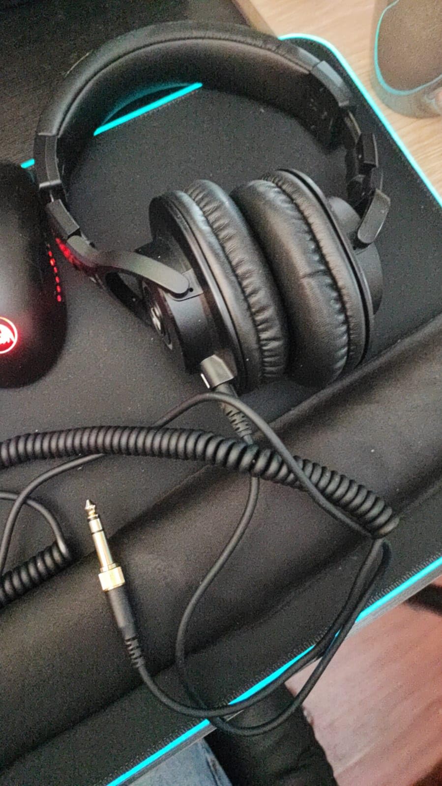 Audio-Technica ATH-M40x Professional Studio Monitor Headphone, Black, With Cutting Edge Engineering, 90 Degree Swiveling Earcups, Pro-grade Earpads/Headband, Detachable Cables Included - Customer Photo 5