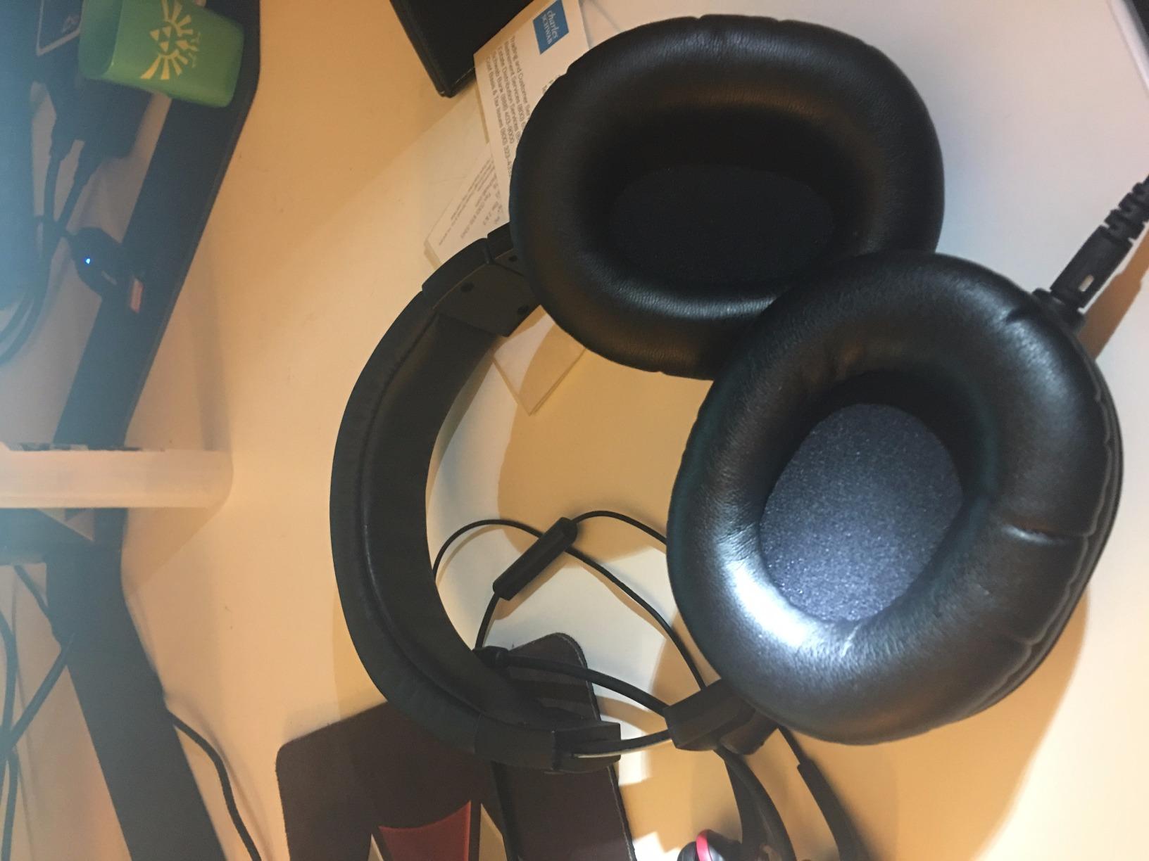 Audio-Technica ATH-M50x Professional Studio Monitor Headphones, Black - Customer Photo 3