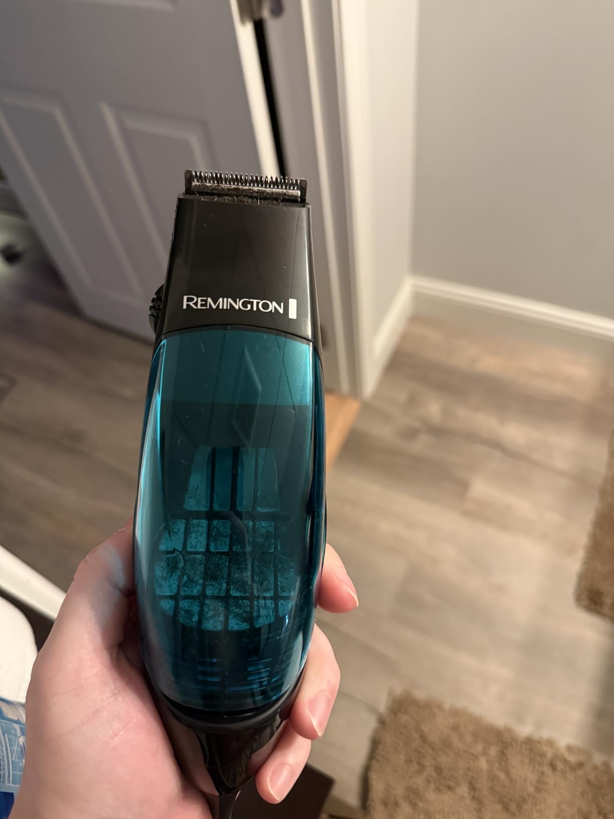 Remington Vacuum Haircut Kit, Vacuum Beard Trimmer, Hair Clippers for Men with Removable Hair Chamber and Dual Motor Power (18 pieces) - Customer Photo 3