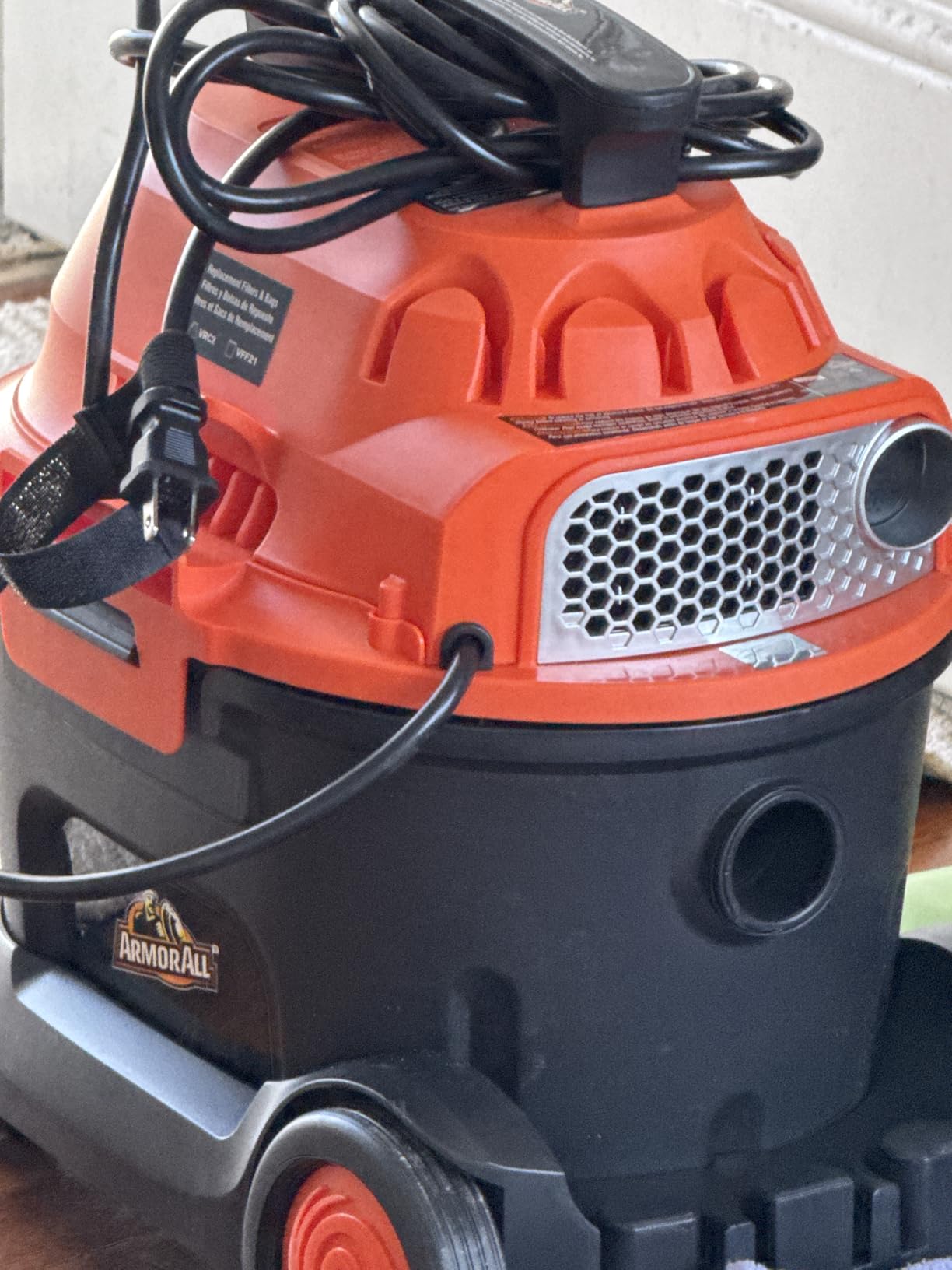 Armor All AA255W Wet/Dry Utility Vac 2.5 Gallon, 2.5-Gallon,120 Volts (AC), Orange/Black Customer Review Armor All AA255W Wet/Dry Utility Vac 2.5 Gallon, 2.5-Gallon,120 Volts (AC), Orange/Black - Customer Photo 1