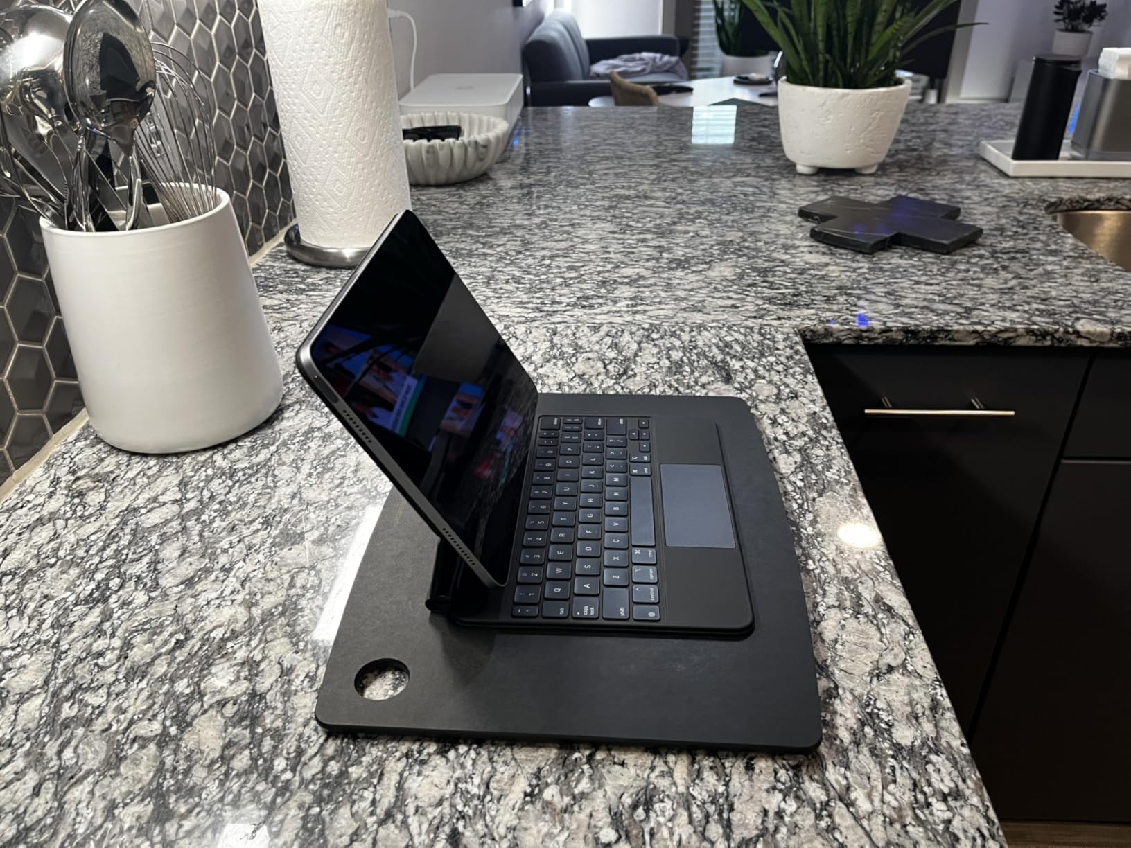 Screen Mom Screen Cleaner Spray and Microfiber Cloth 16oz Screen Cleaner Spray and Wipe for TV, Laptop, Computer, Phone, iPad, Car Screen Cleaning Kit Electronic Cleaner Spray - Customer Photo 1